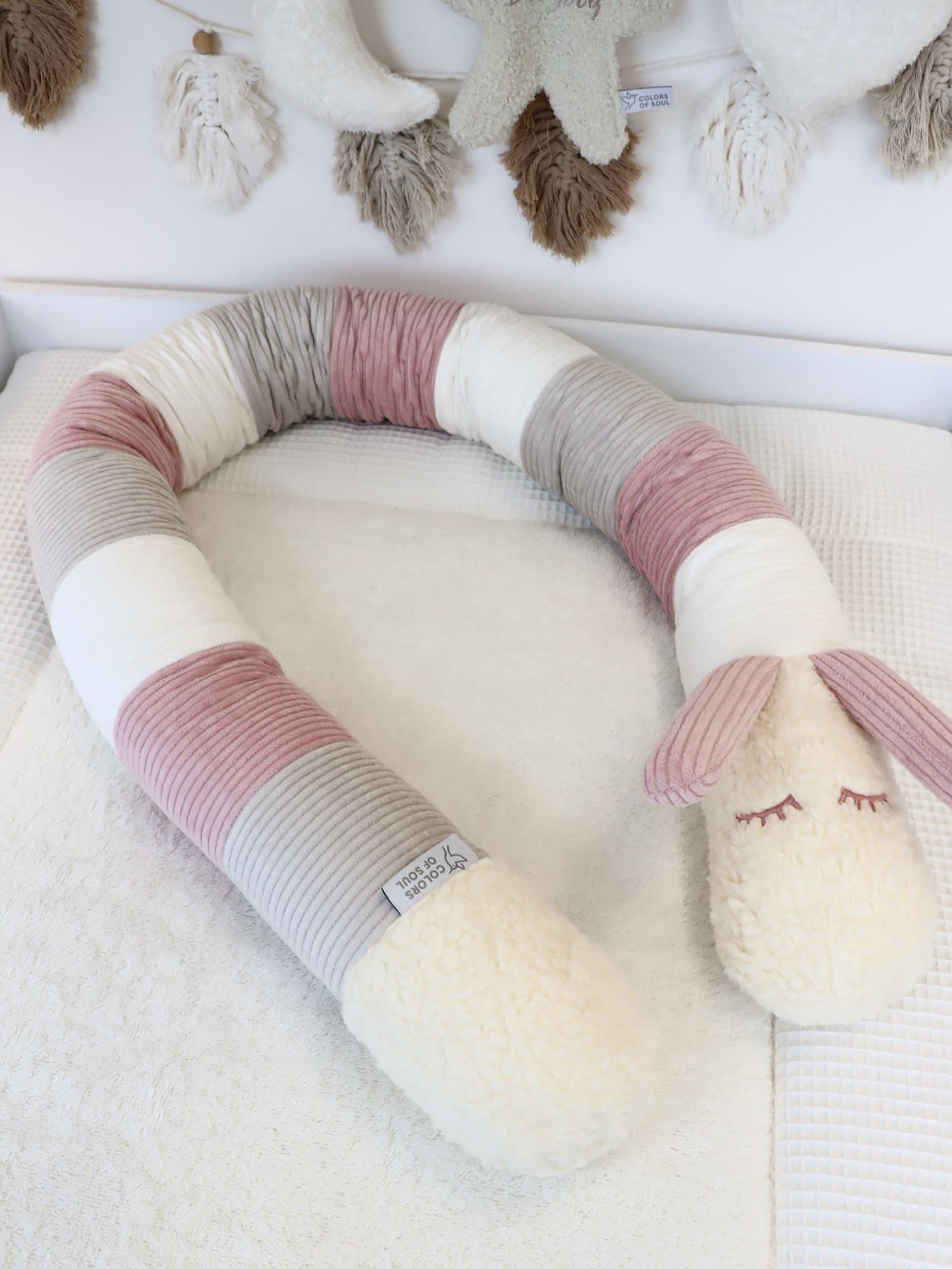 Kuschelige Bettschnecke aus Cord mit Teddyplüschkopf – liebevolles Highlight fürs Babyzimmer