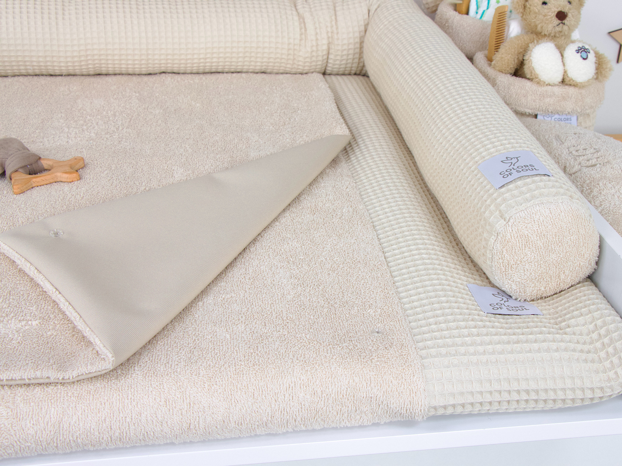 Wickelauflage mit Inlett und Bezug aus Frottee Light Sand – harmonisch kombiniert mit Waffelpique in Light Sand – liebevoll handgefertigt.