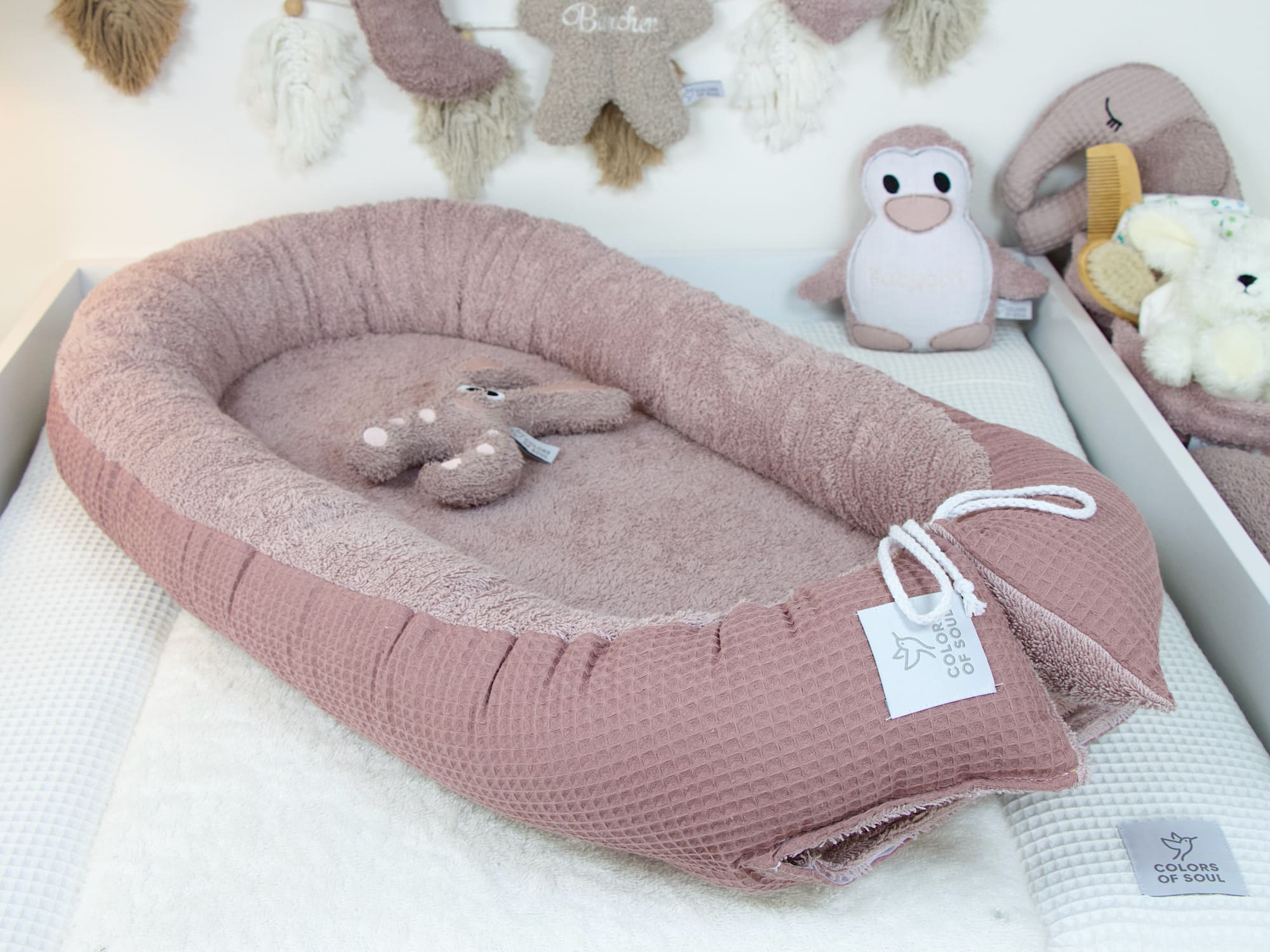 Handgefertigtes Babynest in Altmalve von Colors of Soul – 100% Baumwolle, Öko-Tex zertifiziert und hautfreundlich