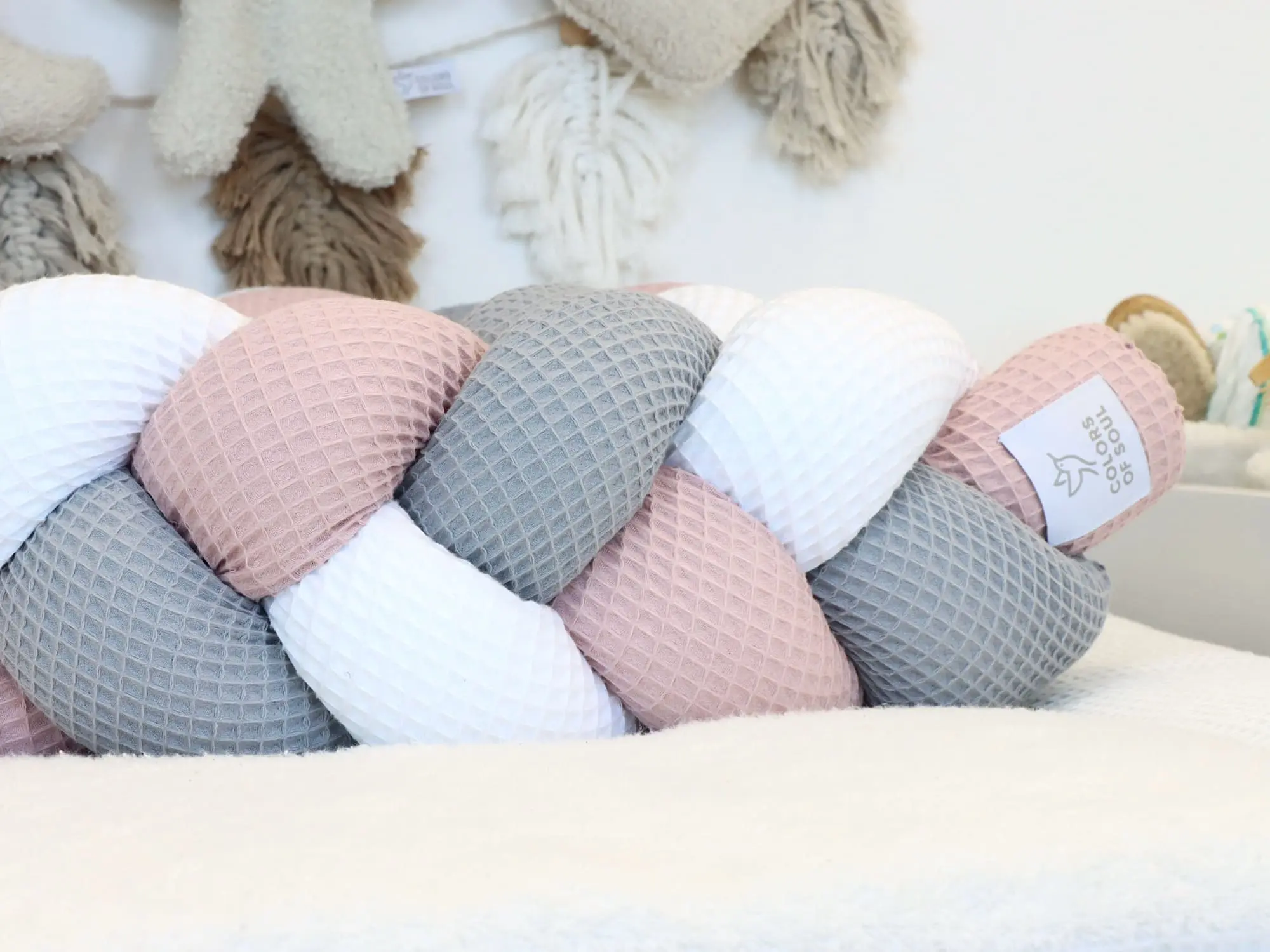 Waffelpique Bettschlange Rosa Grau Weiß mit passender Babyzimmer Deko