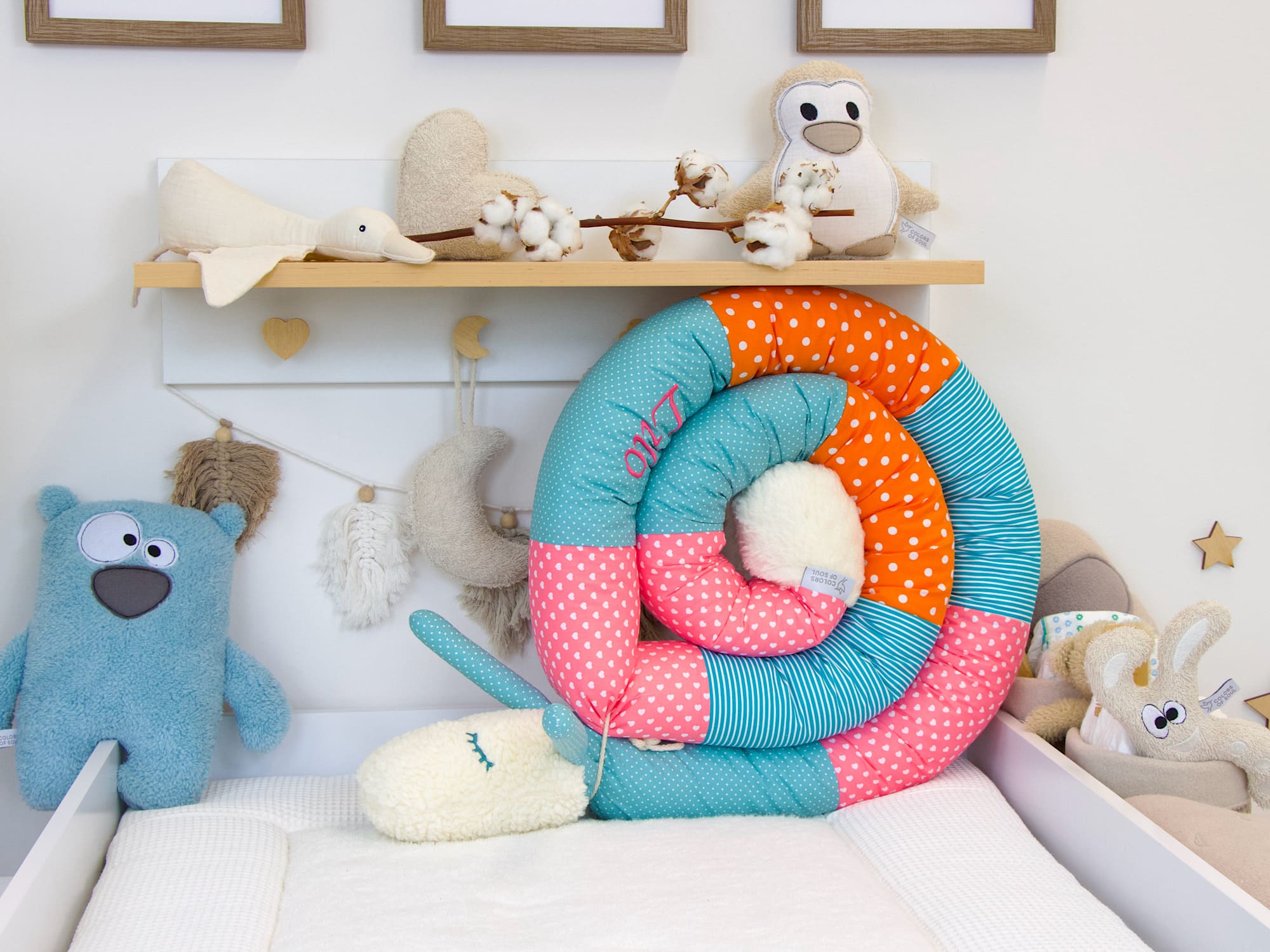 Handgemachte Puckschnecke in Altgrün Pink Türkis Orange als Rundumschutz im Babybett
