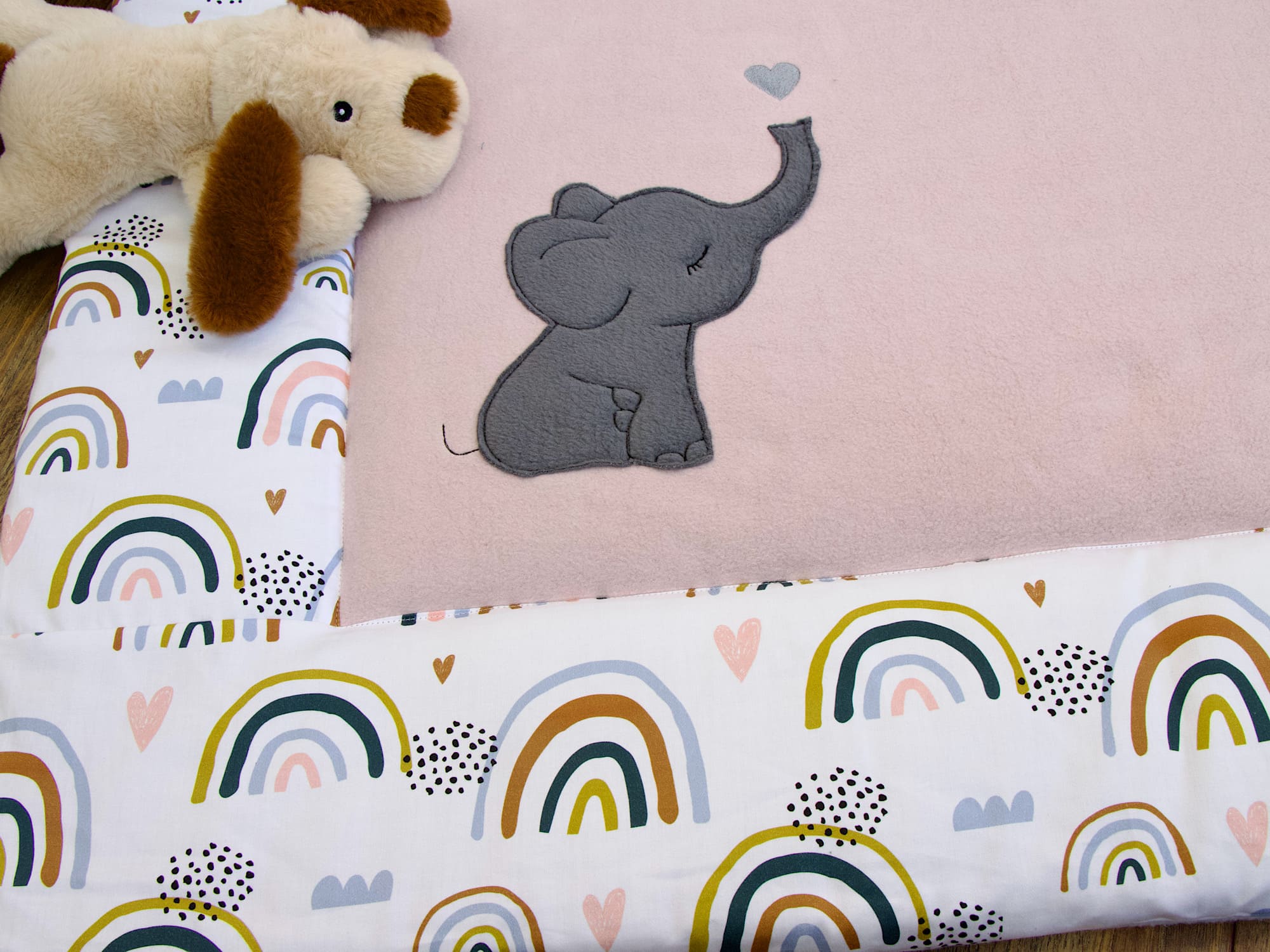 Krabbeldecke Regenbogen und Herzen / Baumwollfleece altrosa