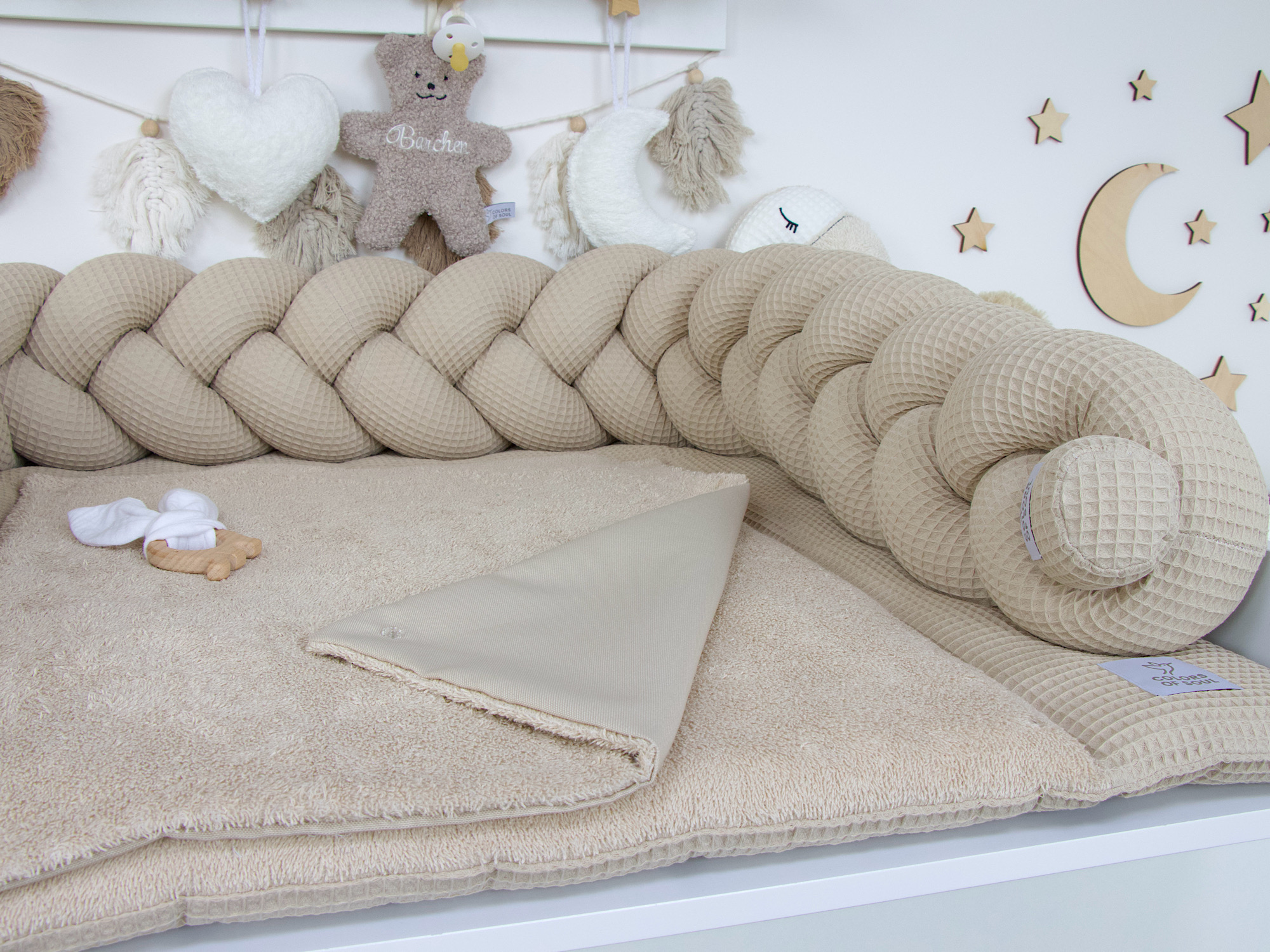 Wickelauflage Beige mit geflochtener Bettschlange aus Waffelpique – stilvoll, sicher und kuschelig fürs Babyzimmer