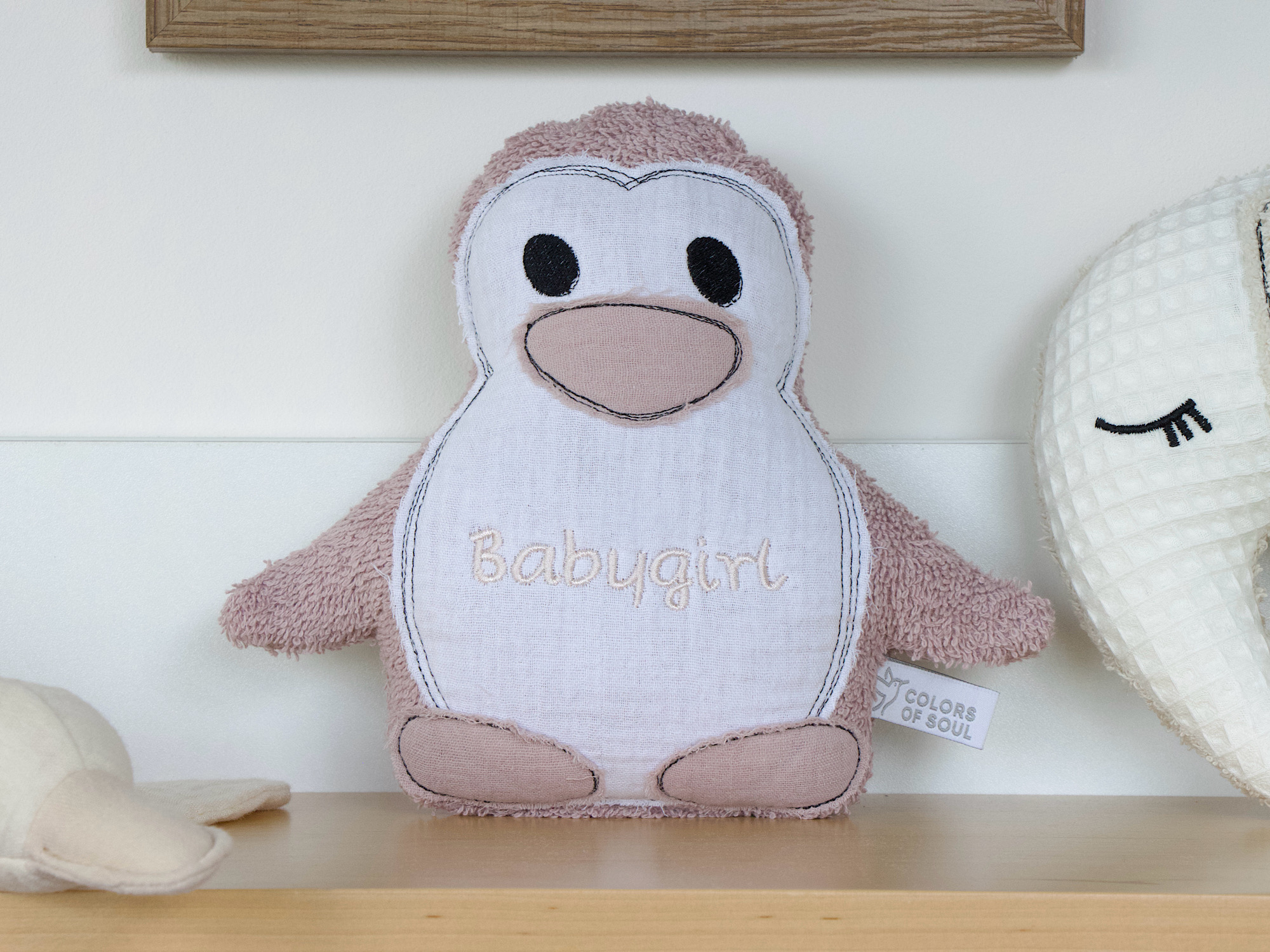 Handgemachtes Kuscheltier Pinguin altrosa – sanfter Babybegleiter aus Frottee