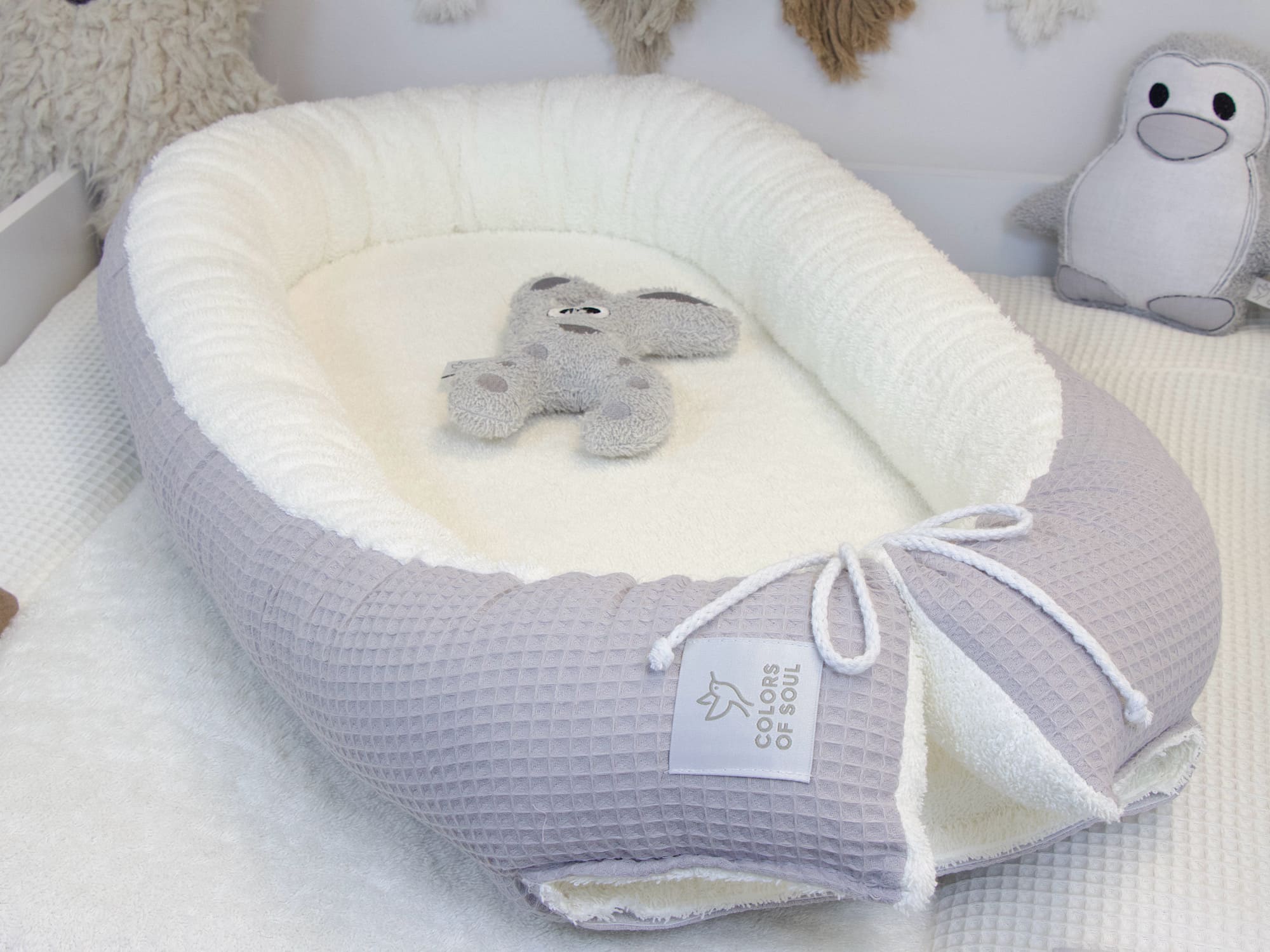 Weiches Babynest in Hellgrau Creme – luxuriöse Materialien für natürliche Geborgenheit und Komfort