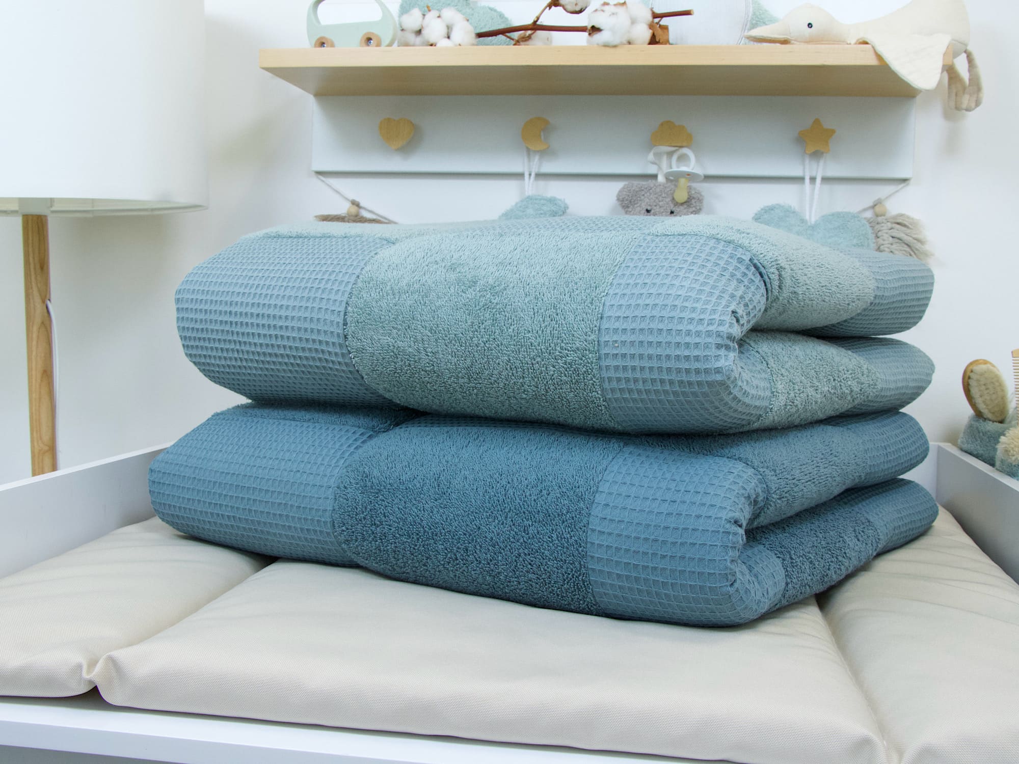 Große Krabbeldecke aus Frottee Dusty Altmint und Waffelpique Dusty Altmint von oben fotografiert