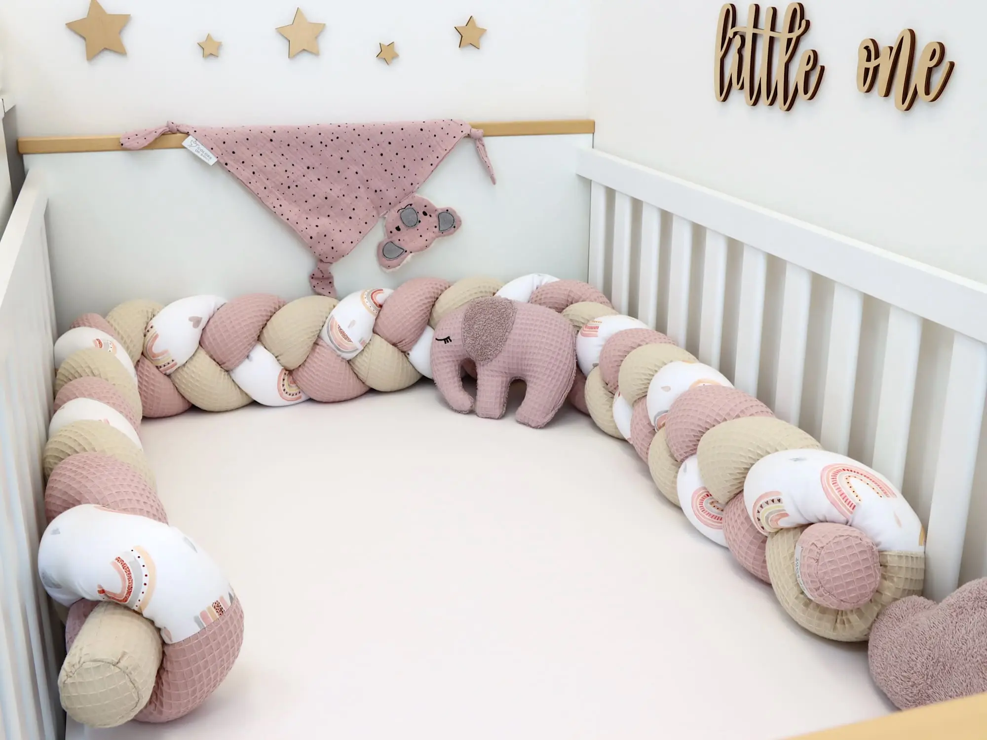 Bettschlange geflochten Altrosa Light Sand mit Regenbogen Aquarell als Bettumrandung