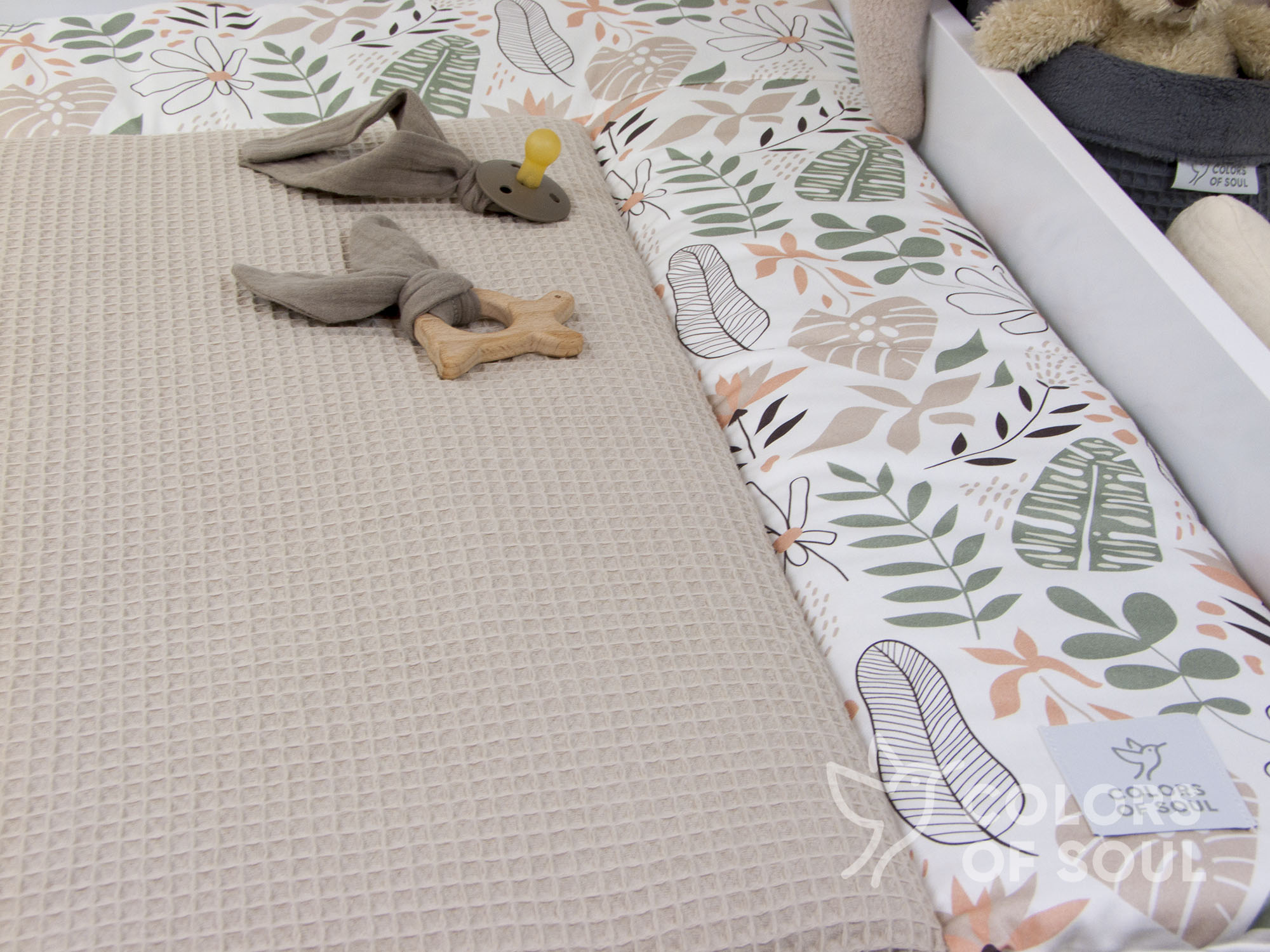 Wickeltischauflage „Tropical Blumen pastell“ mit weichem Waffelpique in Beige