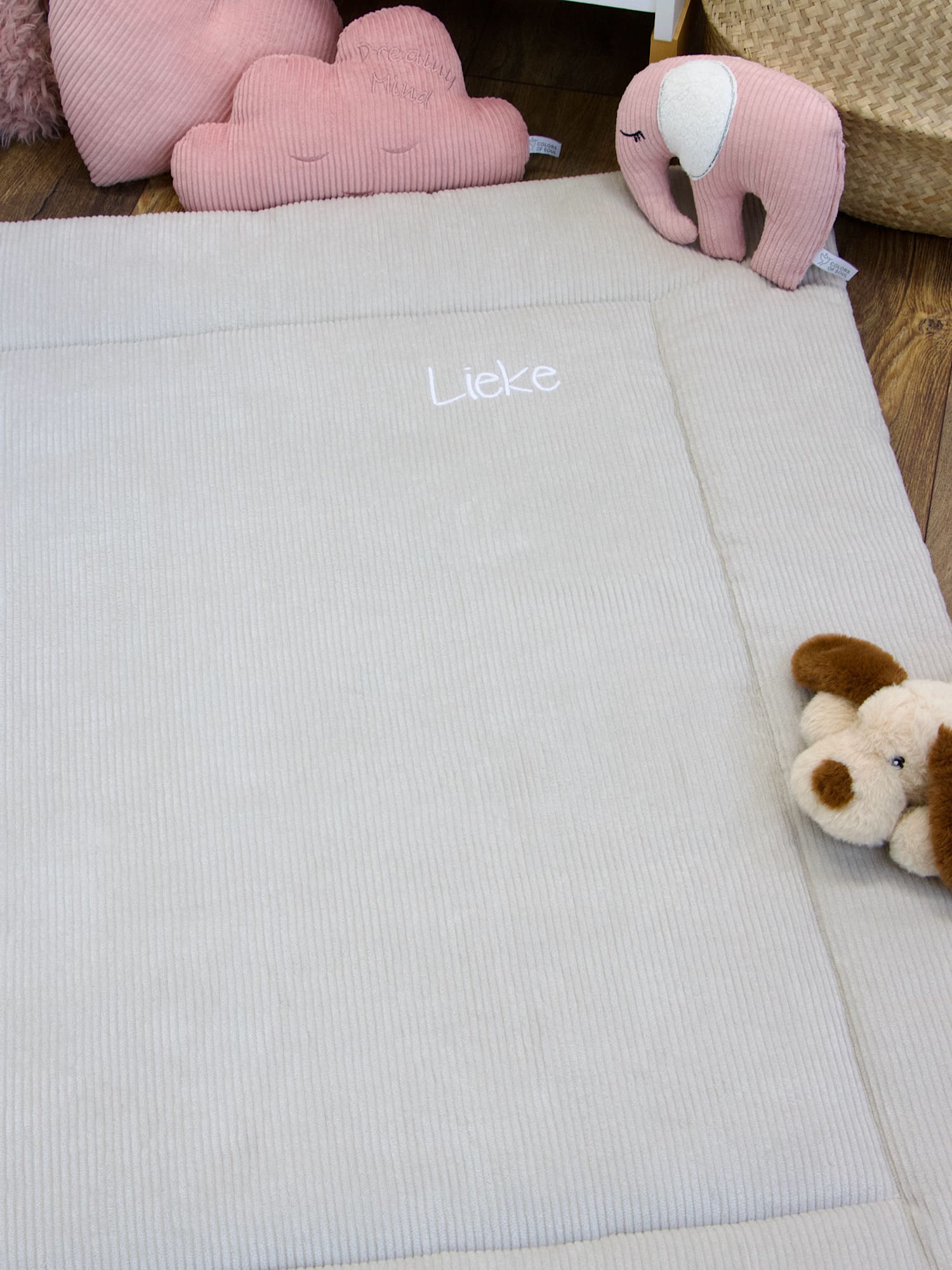 Krabbeldecke Cord Hellbeige für Babys mit weißer Personalisierung