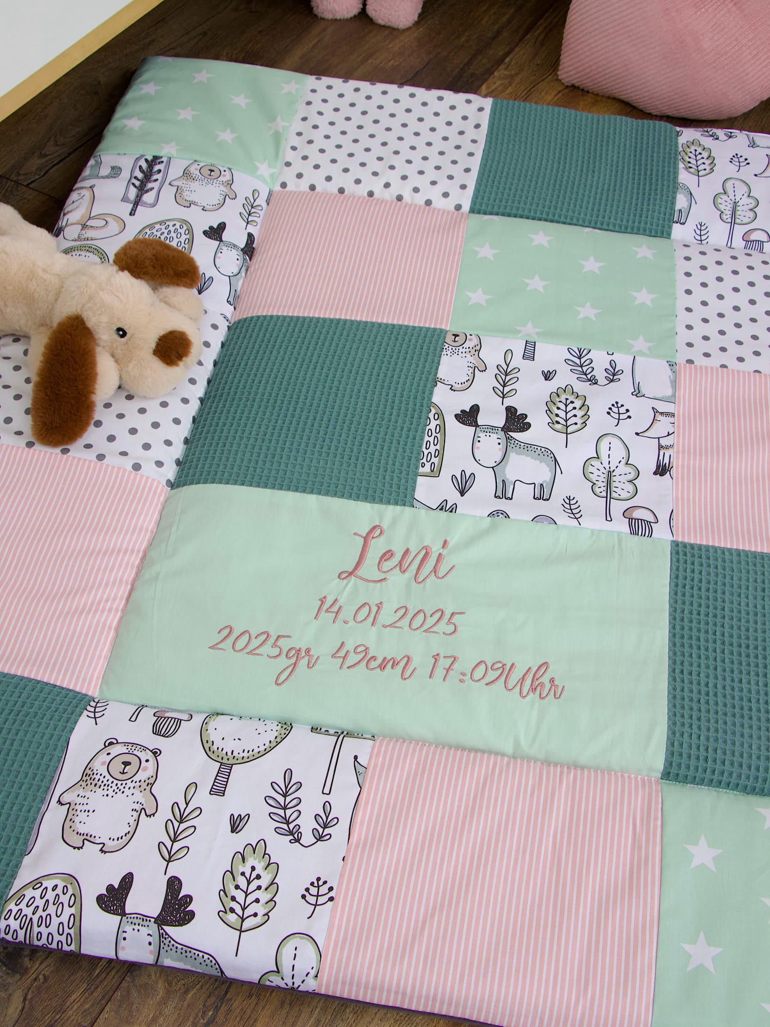 Krabbeldecke Patchwork personalisiert - Waldfreunde / Waffelpique altgrün / mint / altrosa