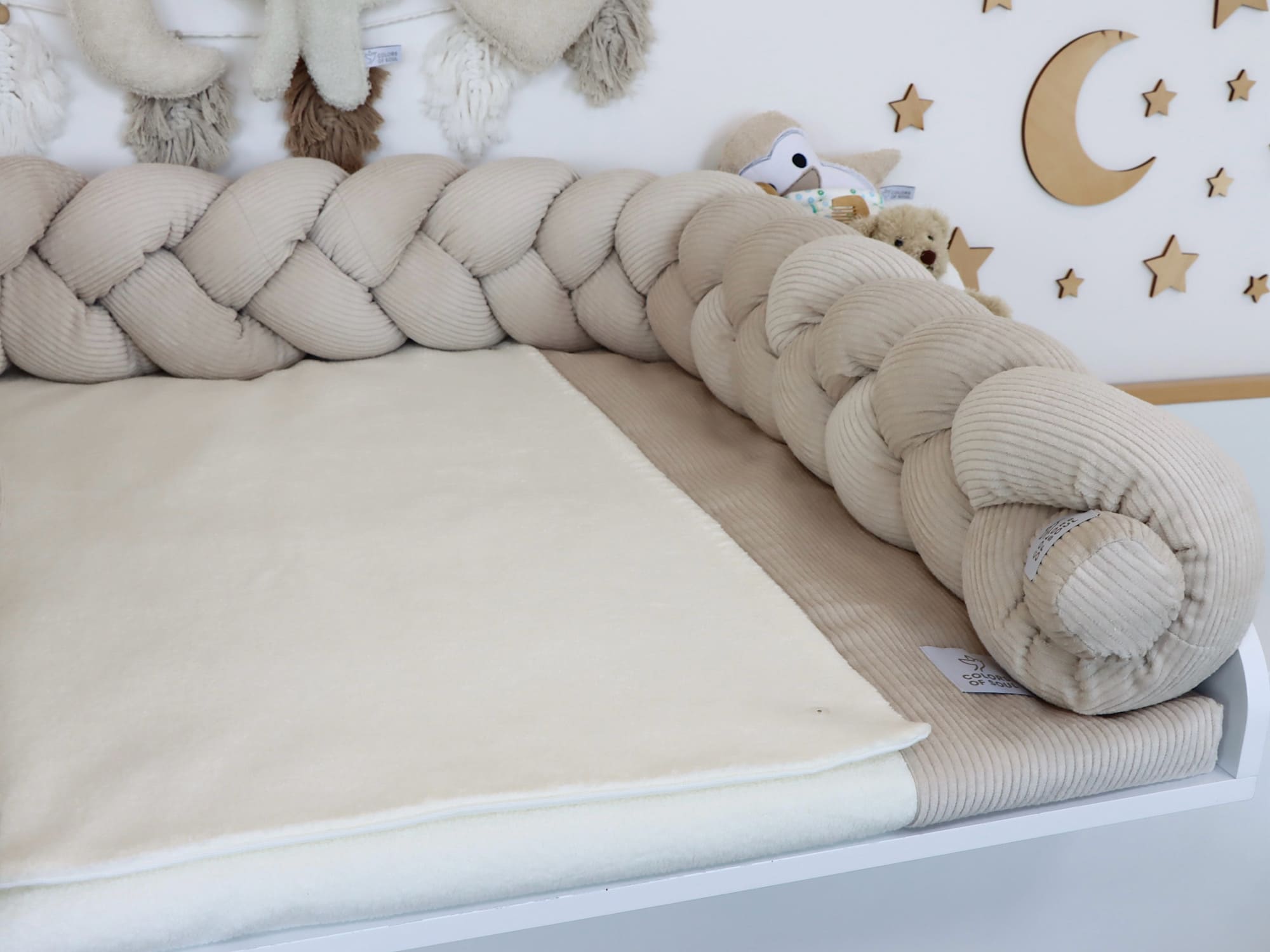 Wickelauflage mit Bettschlange geflochten in Light Sand und Creme für skandinavisches Babyzimmer