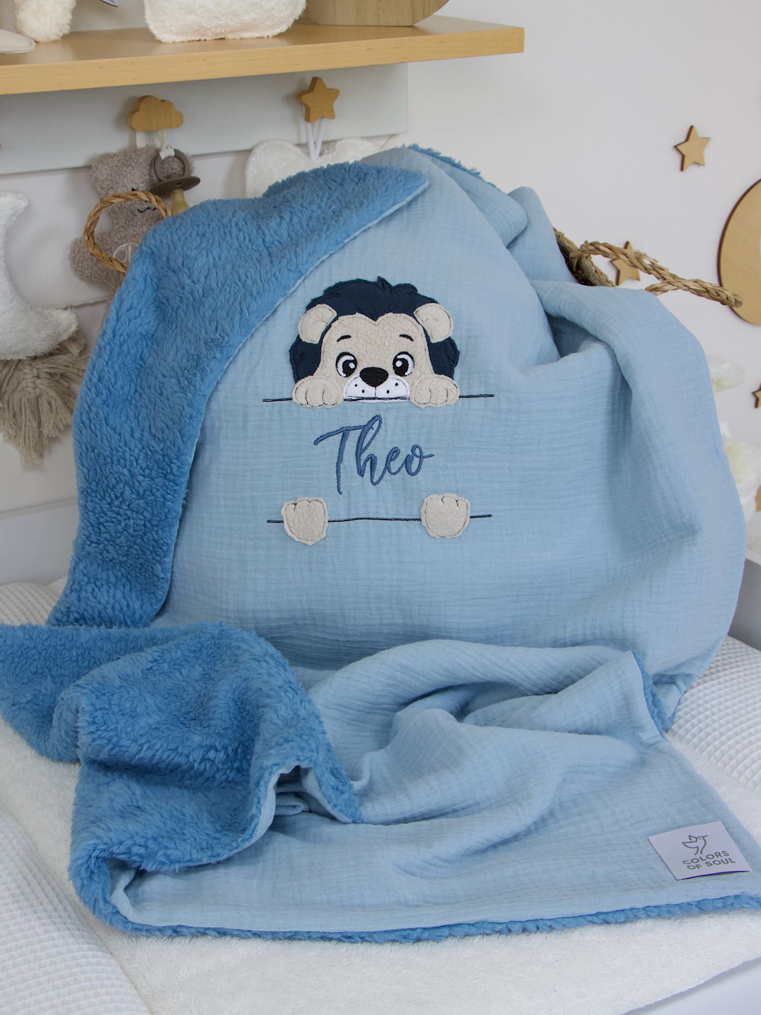 Kuscheldecke für Babys mit Löwen-Applikation und Namen „Theo“ – handgemacht, Musselin hellblau