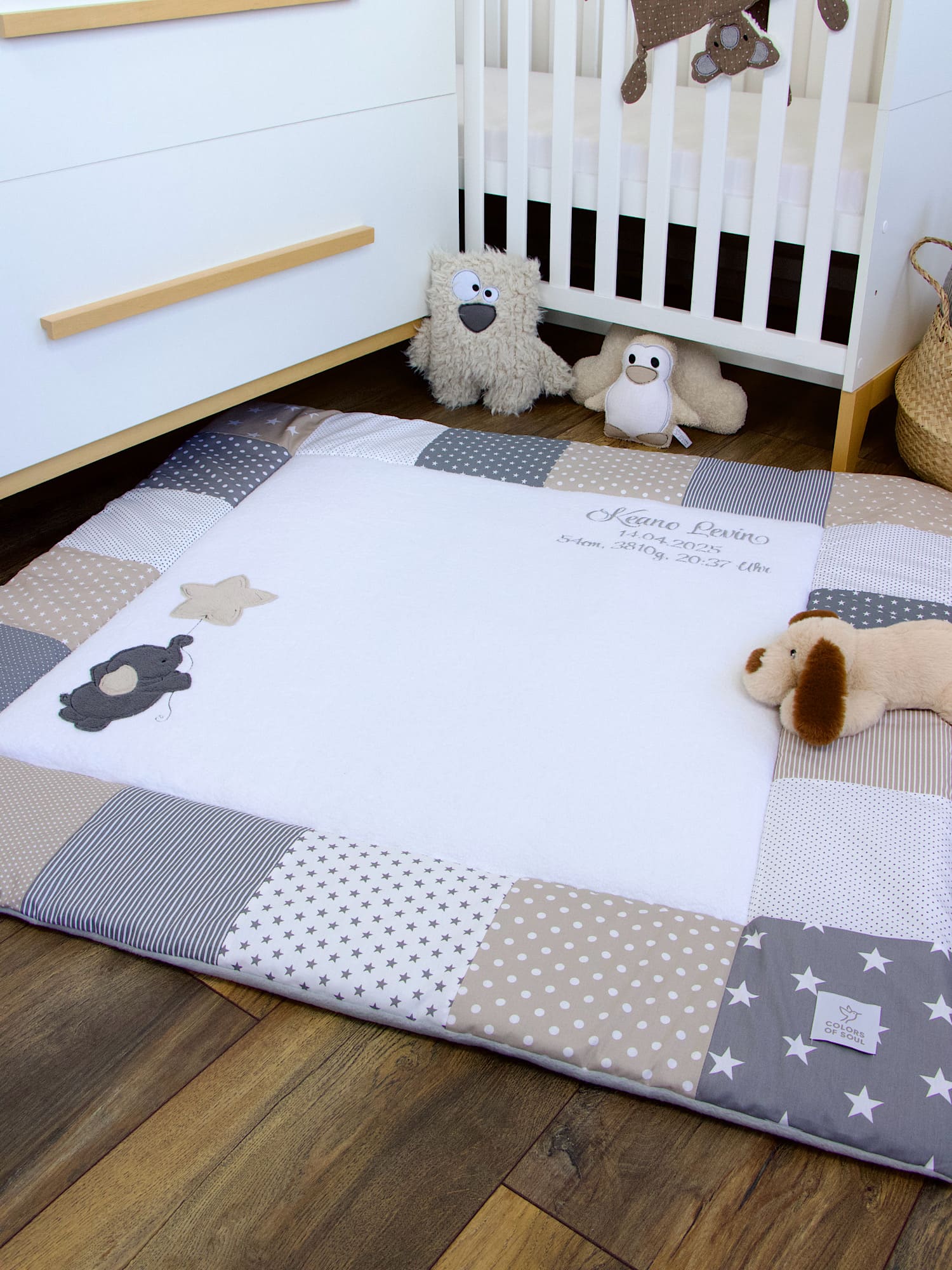 Patchworkdecke für Babys mit Elefant und Stern – liebevoll genäht und bestickt