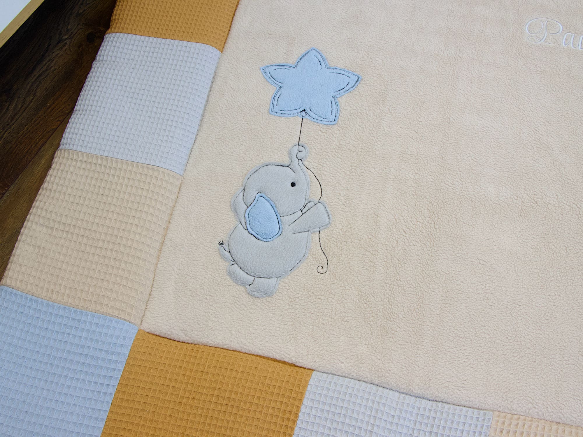 Detail Elefant Applikation mit Stern Luftballon – personalisierte Krabbeldecke