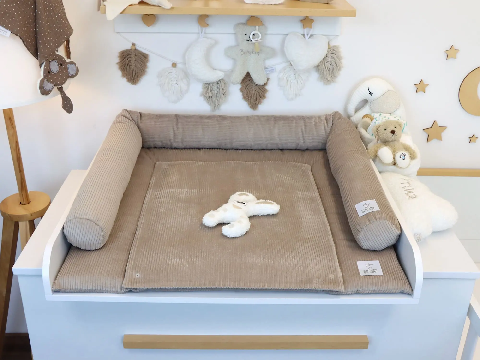 Minimalistische Wickelauflage mit Bettschlange in Beige