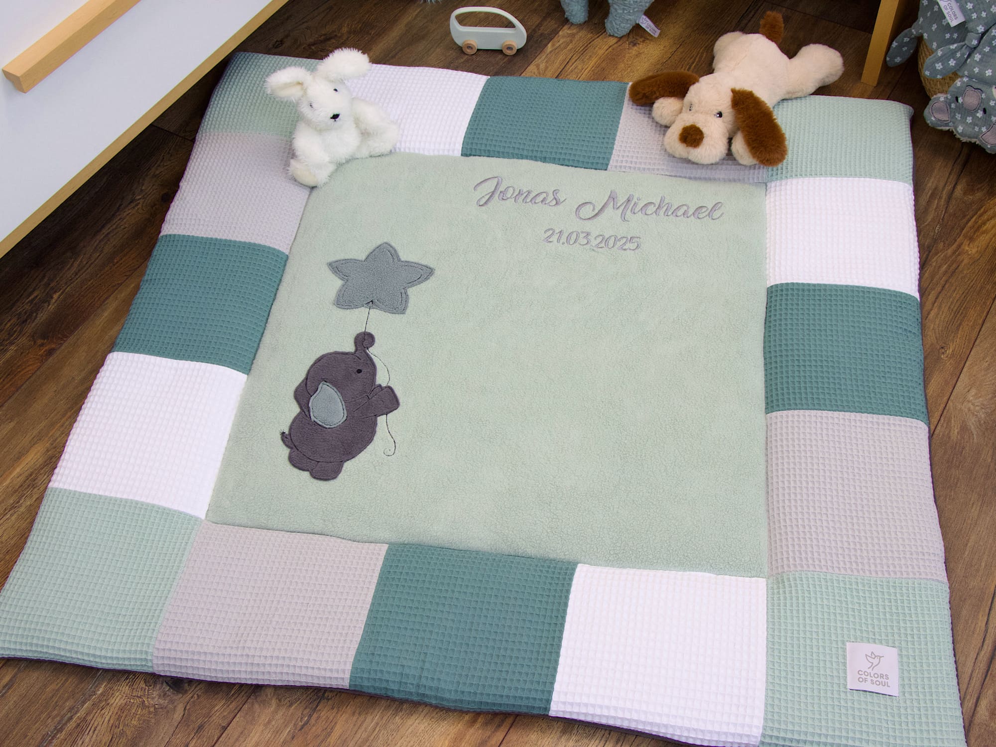 Große Baby Krabbeldecke in sanften Grün- und Grautönen im Kinderzimmer