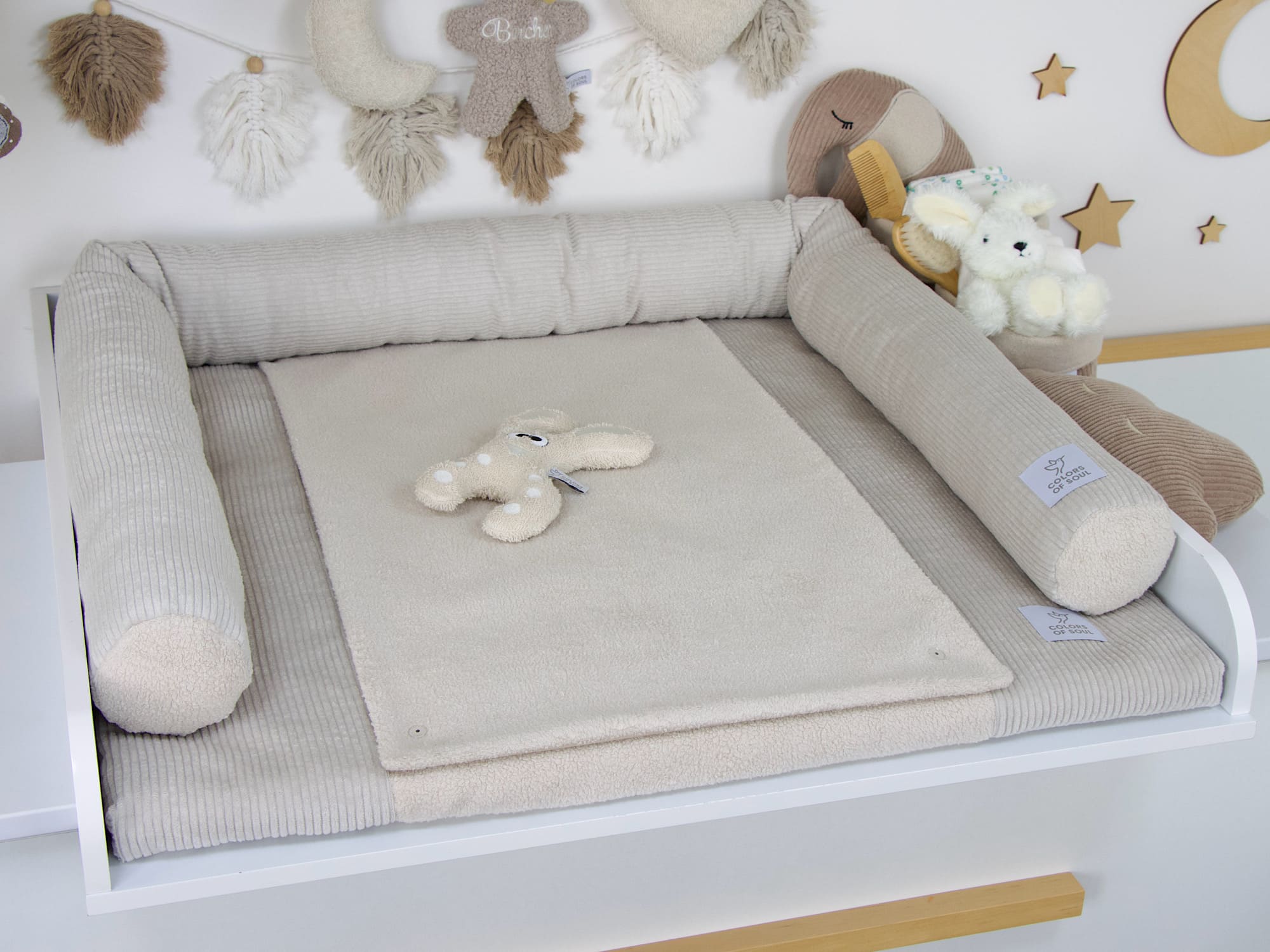 Babyzimmer Wickelplatz in ruhiger Ton-in-Ton Farbkombination Hellbeige