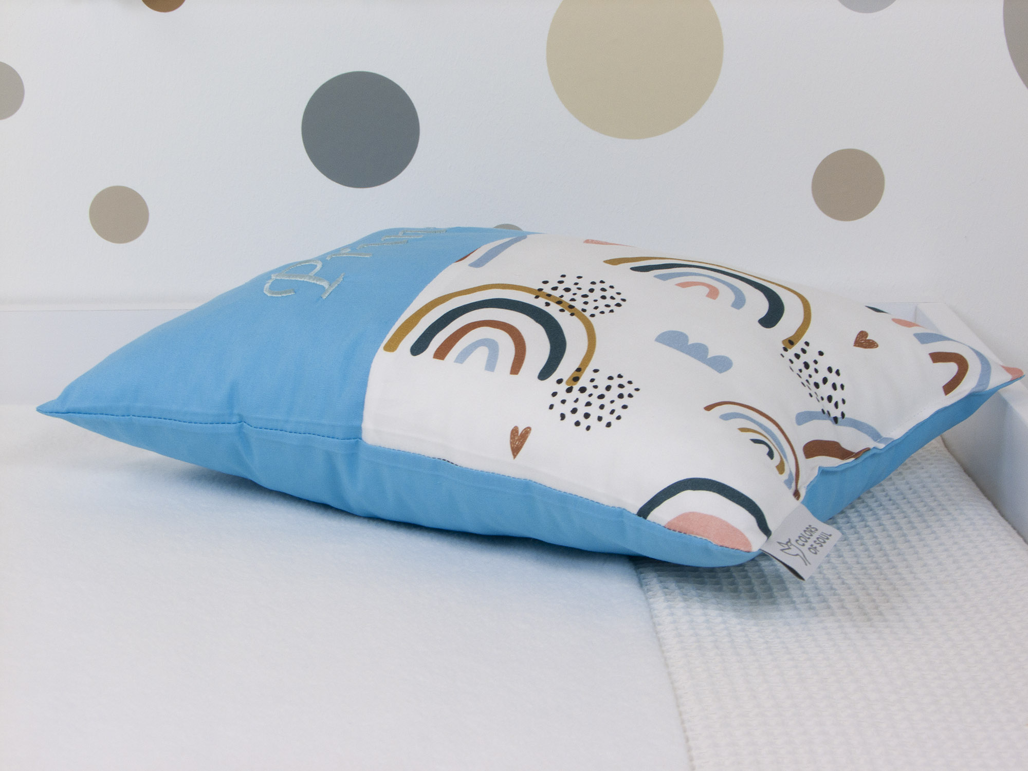 Babykissen Regenbogen und Herzen / himmelblau für das Babyzimmer