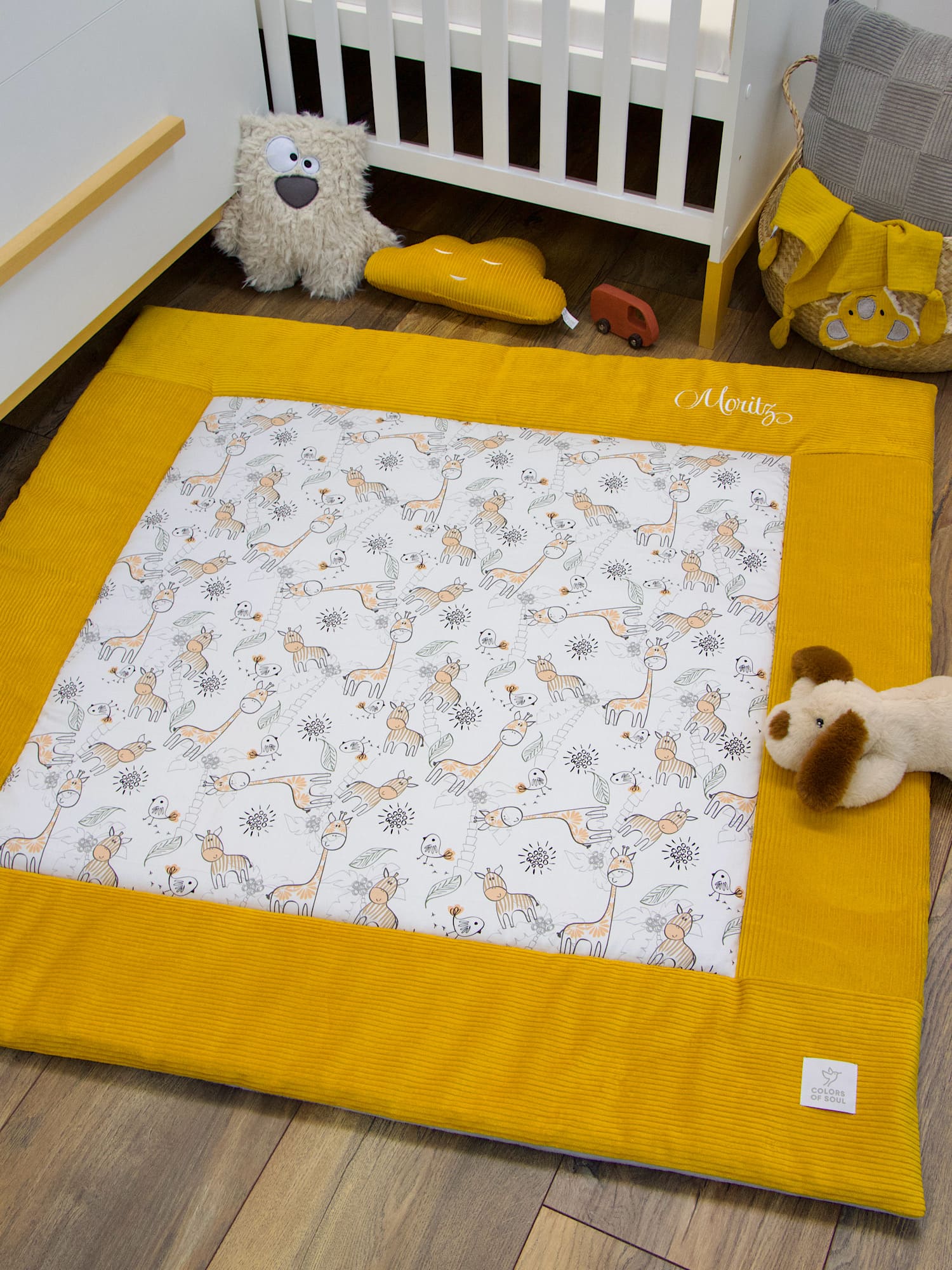 Personalisierte Krabbeldecke mit Namensstickerei, Giraffe-und-Zebra-Print und Cord in Gelb