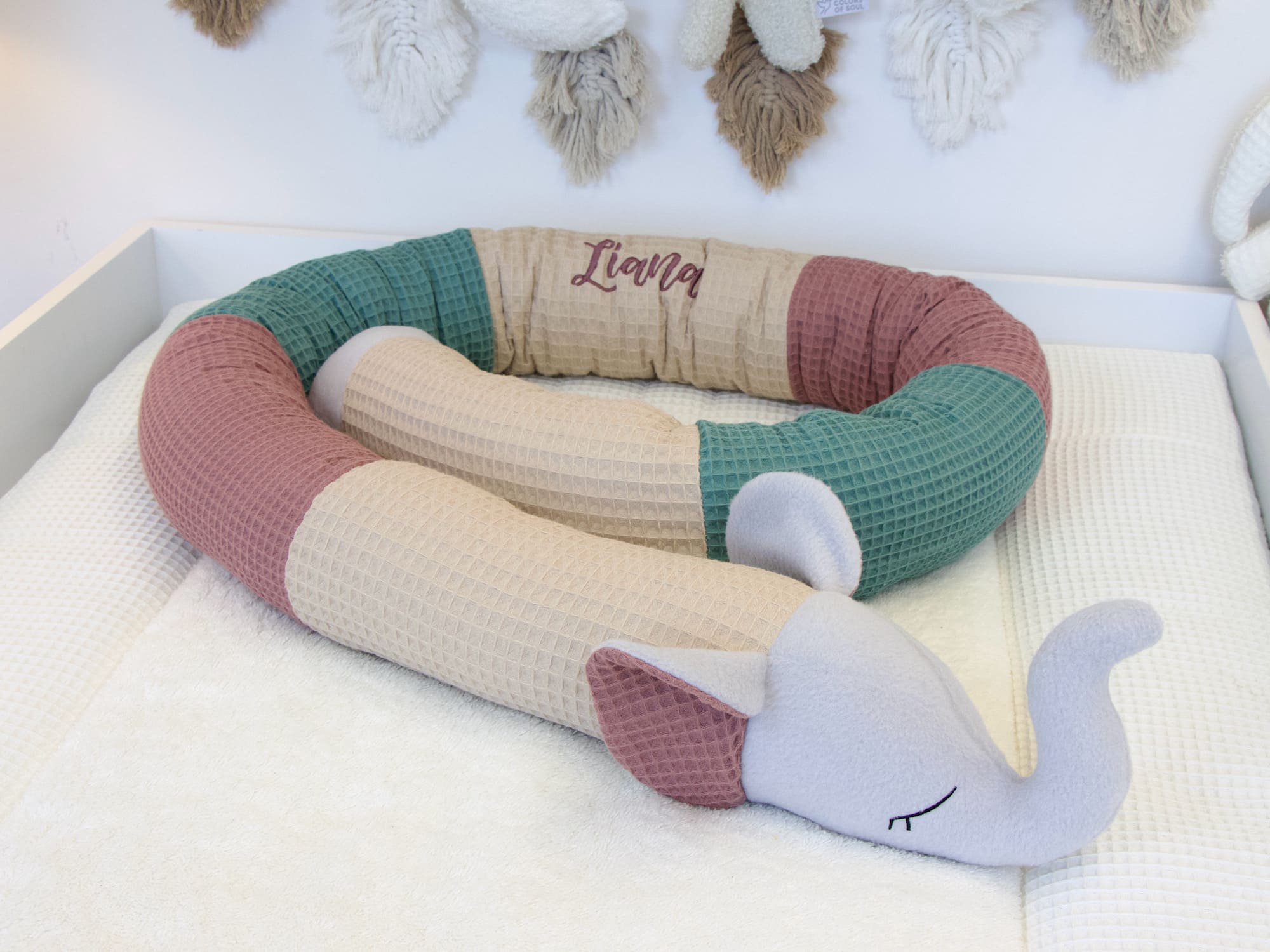 Handgefertigte Bettschlange Elefant in Beige, Altmalve und Altgrün als weiche Bettumrandung fürs Babybett