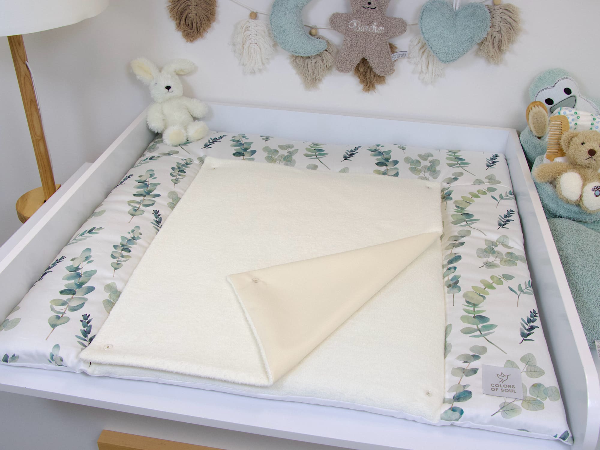 Weiche Wickelfläche aus Baumwollfleece in Creme mit Motiv-Umrandung „Eukalyptuszweige Aquarell“