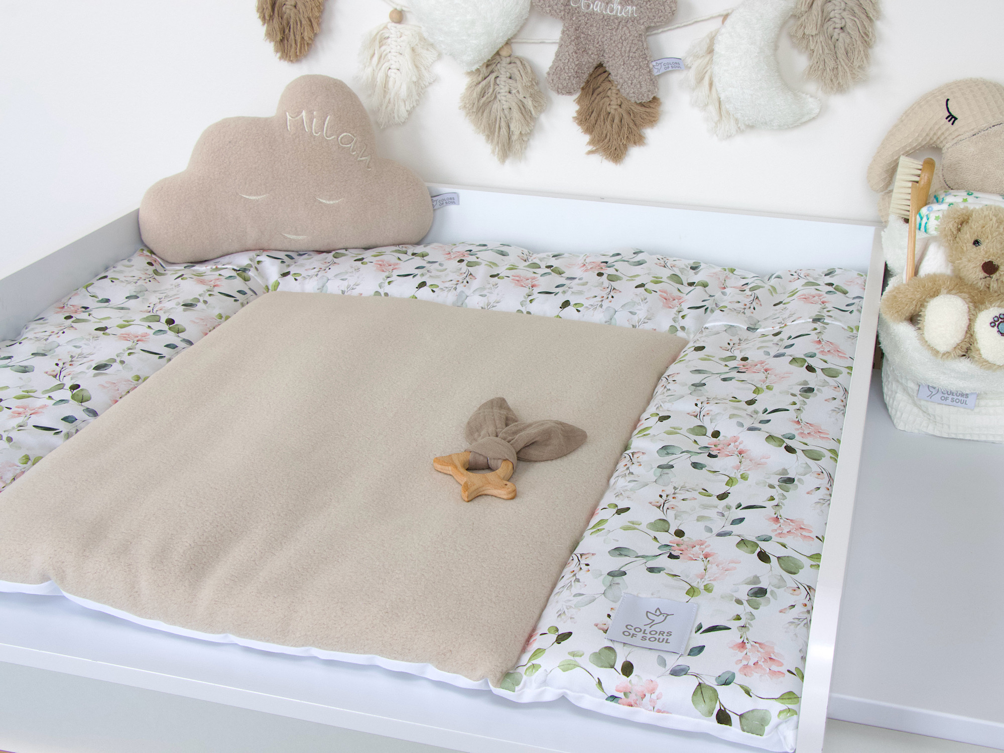 Weiche Wickelfläche aus Baumwollfleece in Beige mit Motiv-Umrandung „Gartenblumen rosa“