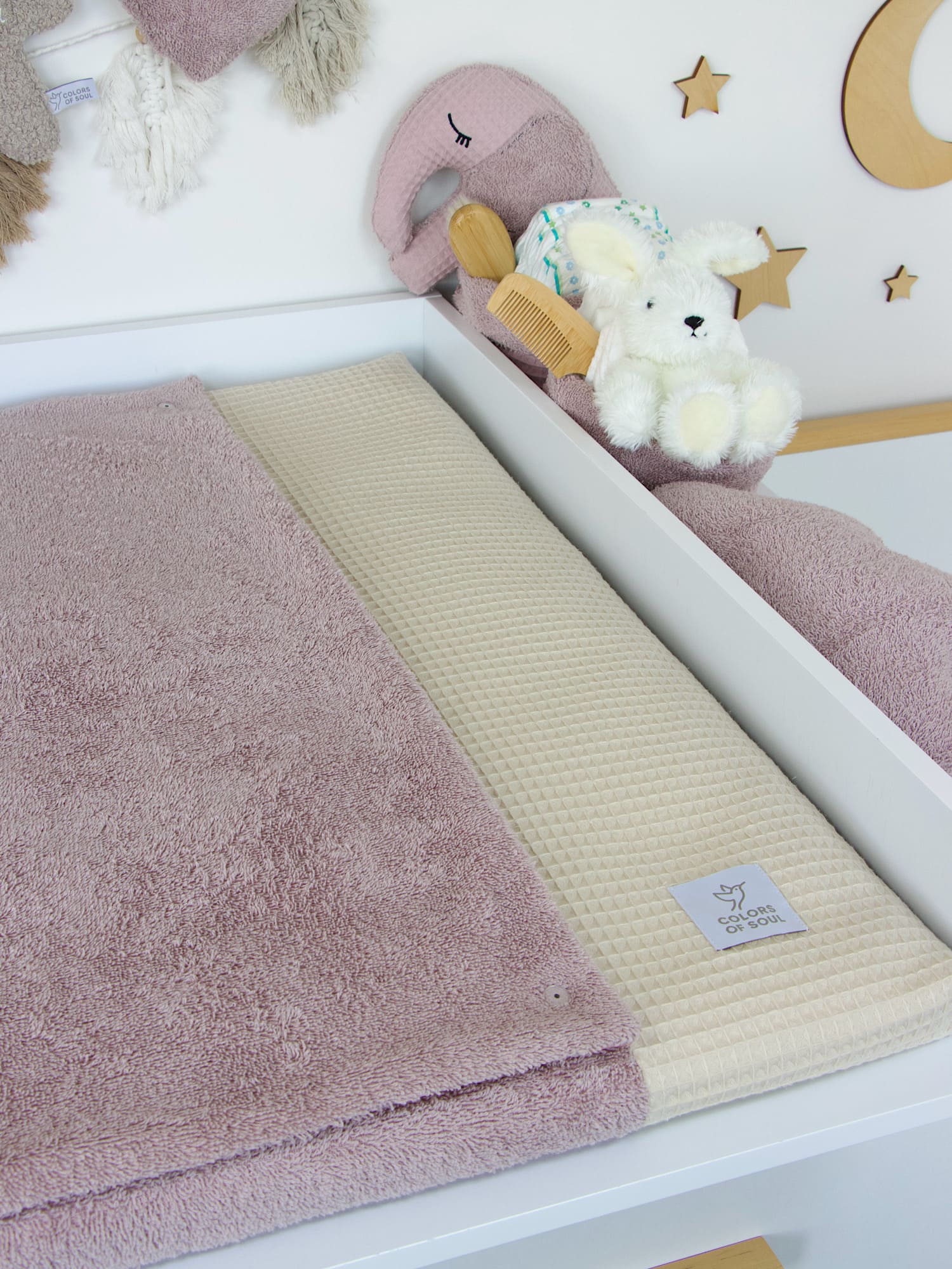 Stilvolles Babyzimmer mit Wickelauflage in sanften Naturtönen