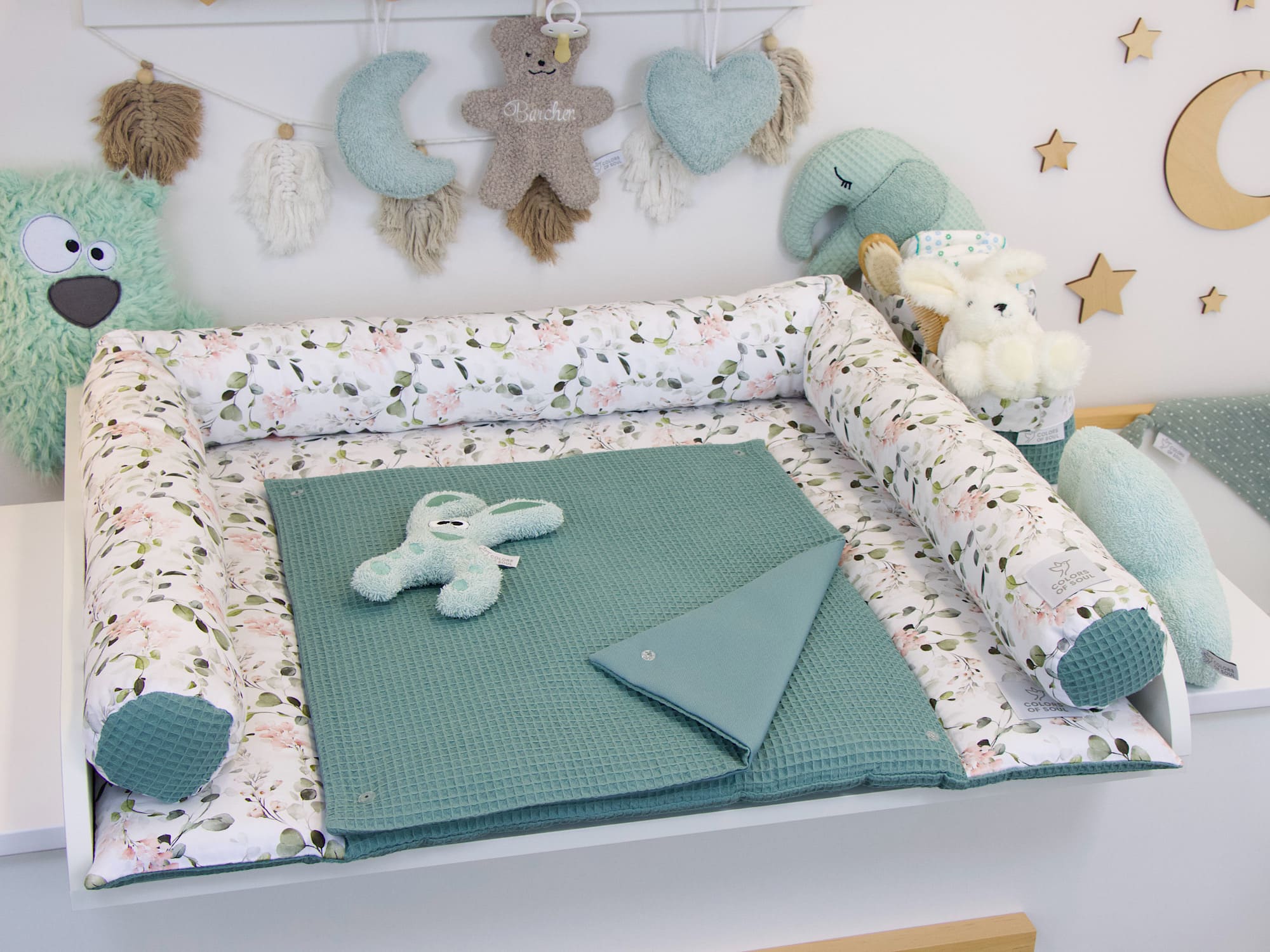 Bettschlange im Gartenblumen rosa Design mit Waffelpique altgrün – weicher Schutz für Babybett und Wickelplatz