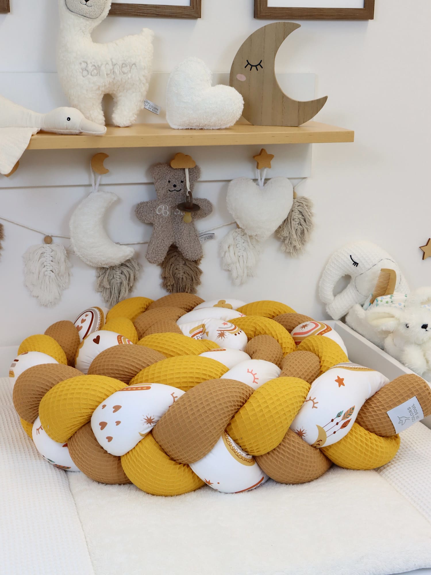 Bettumrandung Babybett in Gelb und Karamell mit Boho Regenbogenmuster – geflochtene Bettschlange von Colors of Soul