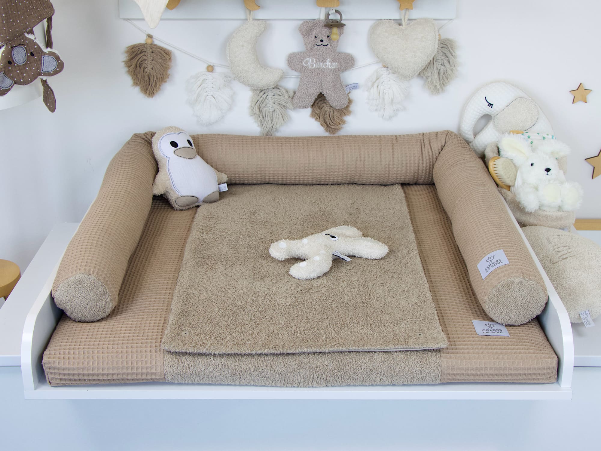 Wickelauflage mit abnehmbarem Bezug & Bettschlange – Kombination aus Waffelpique Dunkelbeige & Frottee für stilvolles Babyzimmer.