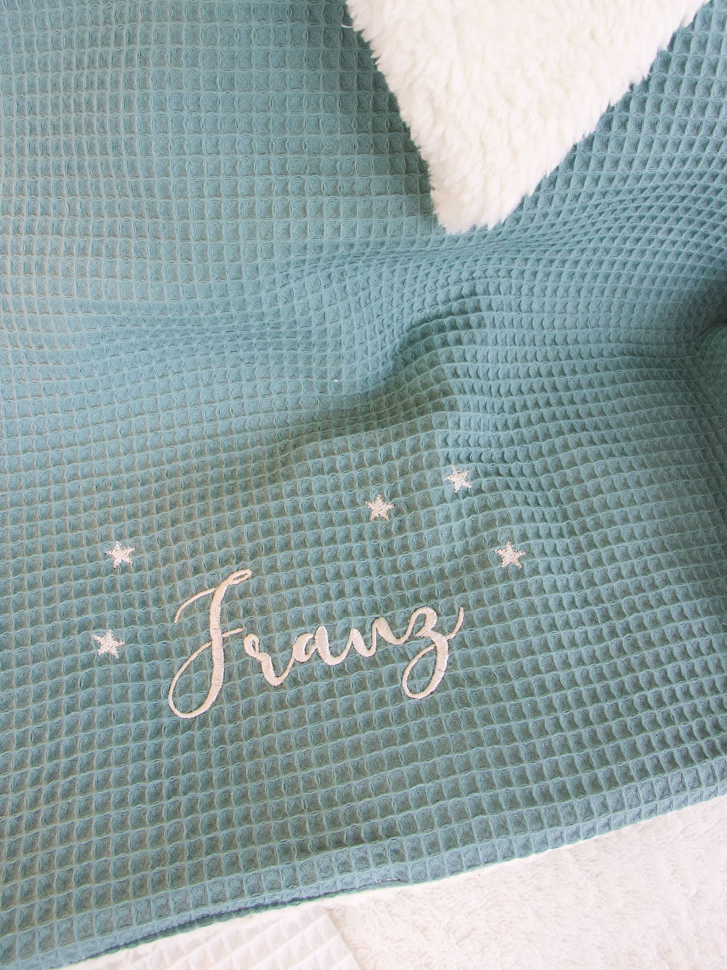 Personalisierte Kuscheldecke - Waffelpique altgrün / Teddyplüsch creme