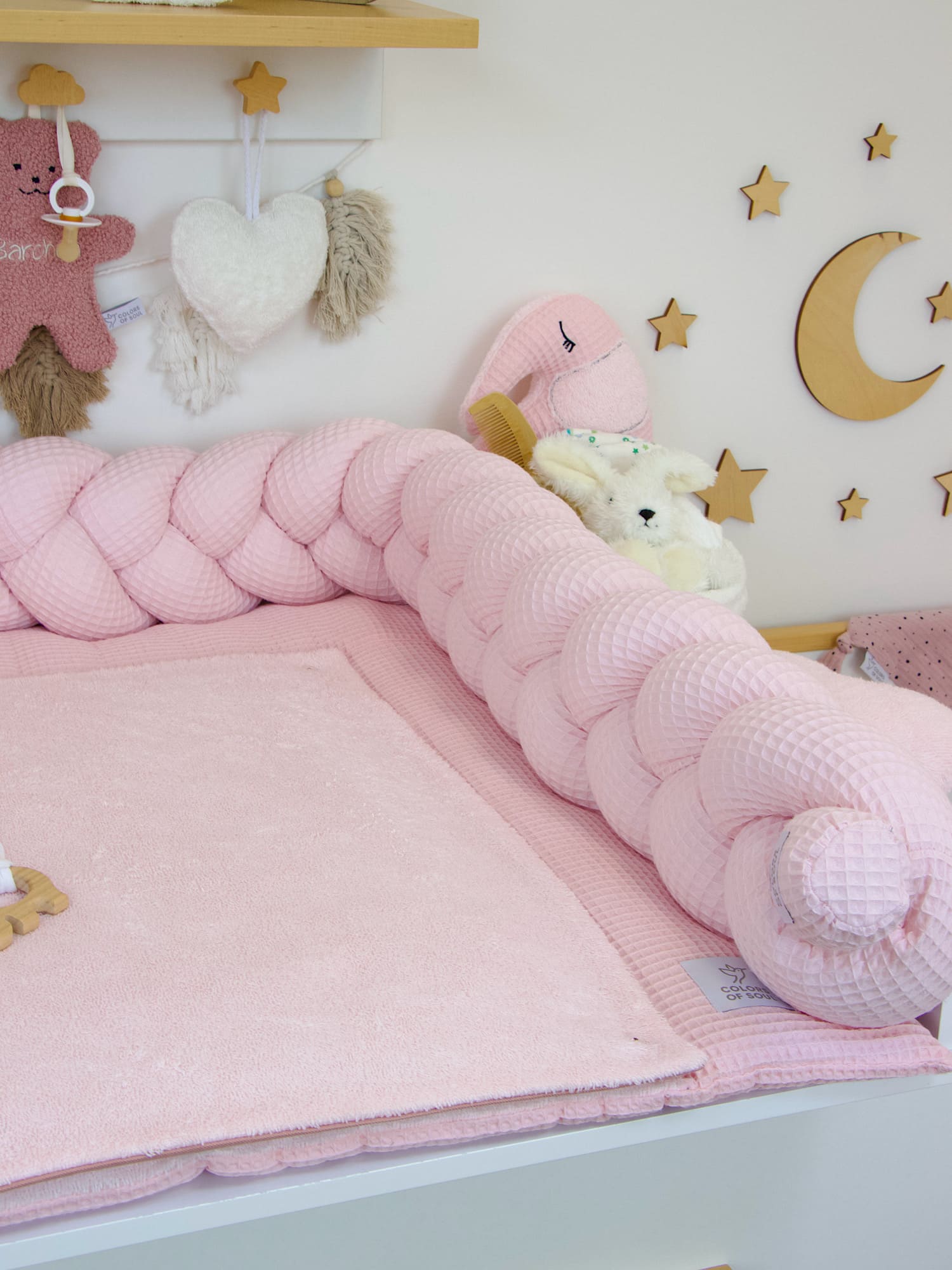 Wickelauflage Set Hellrosa mit Bettschlange geflochten – stilvolle & sichere Wickelunterlage fürs Babyzimmer
