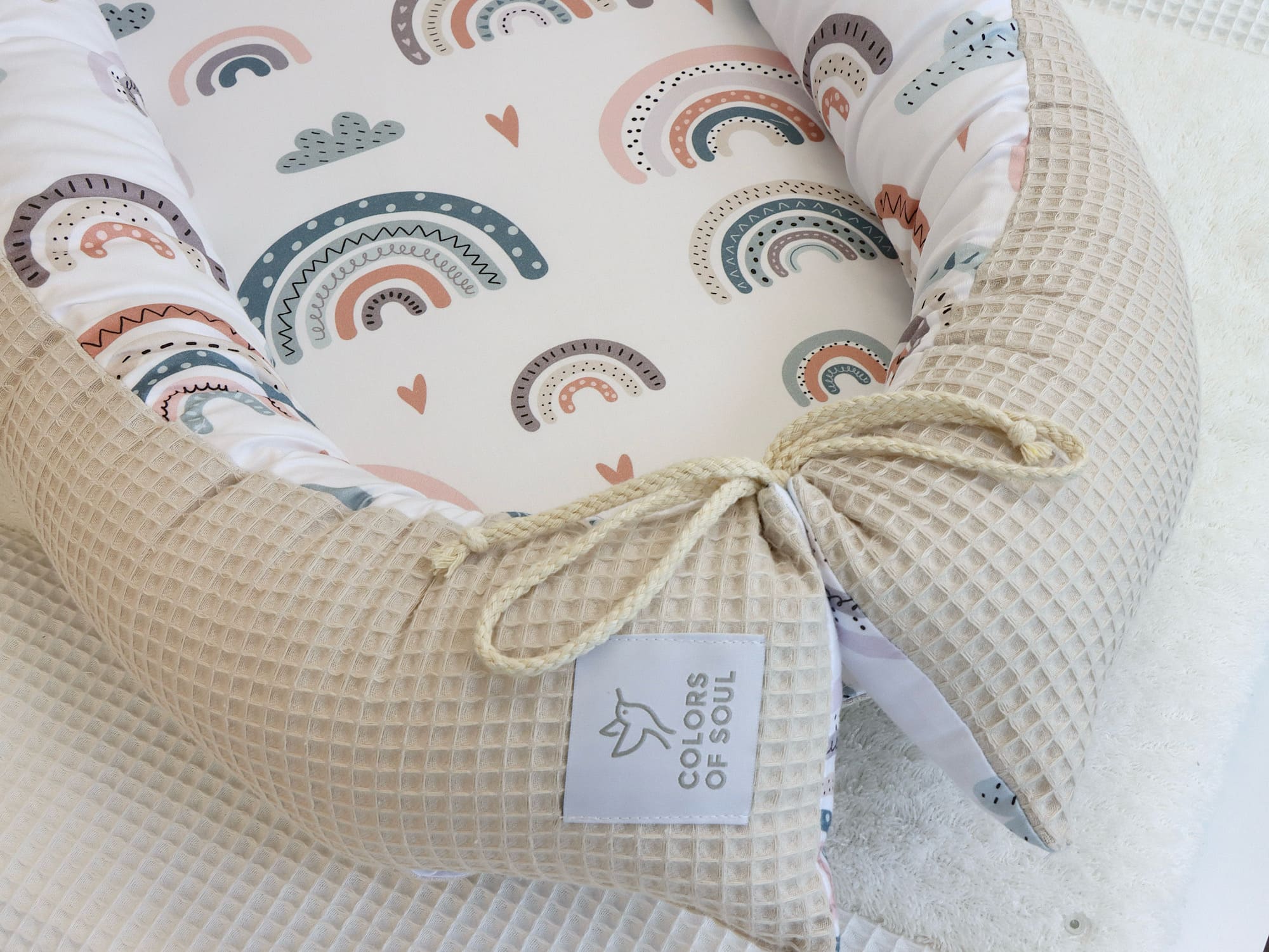 Wickelauflage mit Bettschlange und Babynest - pastell Regenbogen und Herzen / Waffelpique natur
