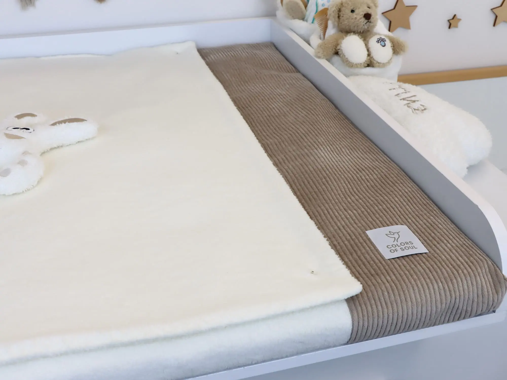Wickelauflage mit Bezug in Cord Beige und Baumwollfleece Creme auf weißer Wickelkommode
