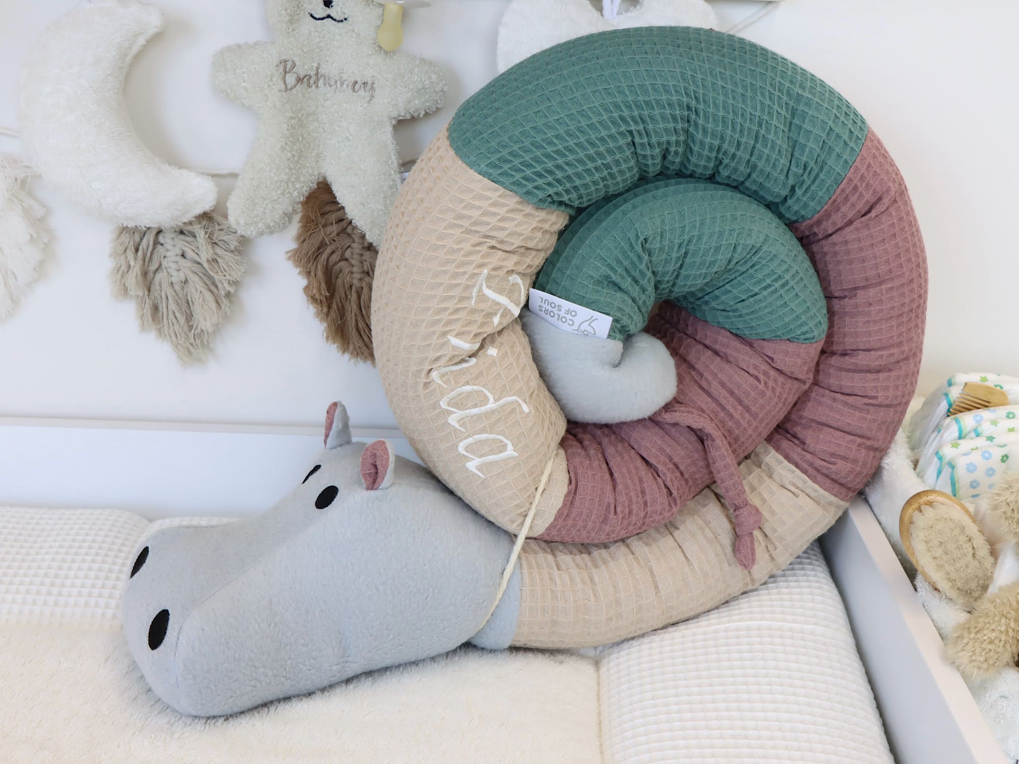 Handgefertigte Bettschlange Nilpferd mit Namen – Beige, Alte Malve & Altgrün – kuscheliger Begleiter im Babybett oder Kinderbett