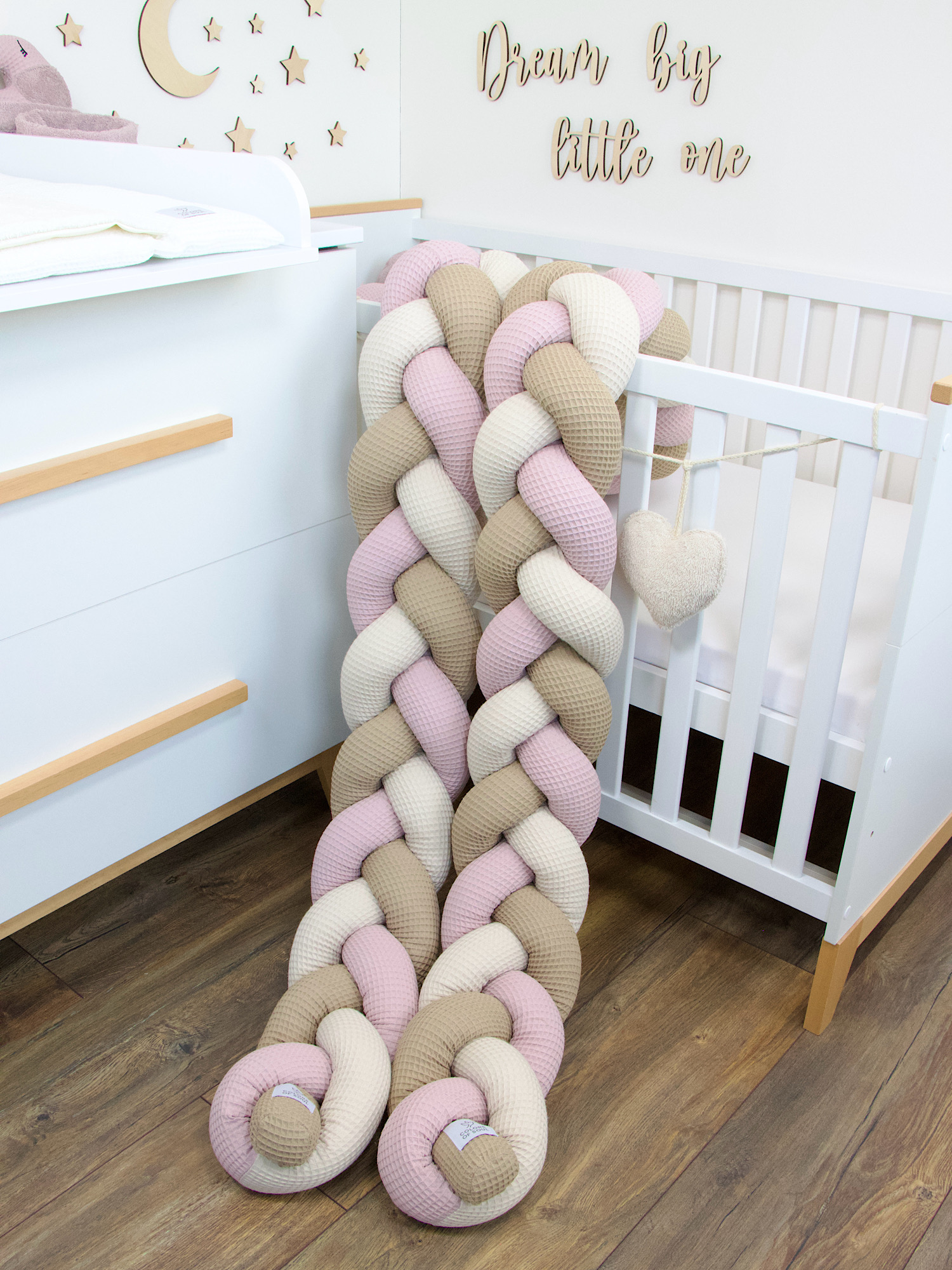 Liebevoll gestaltete geflochtene Bettschlange – Waffelpique altrosa, natur, dunkelbeige