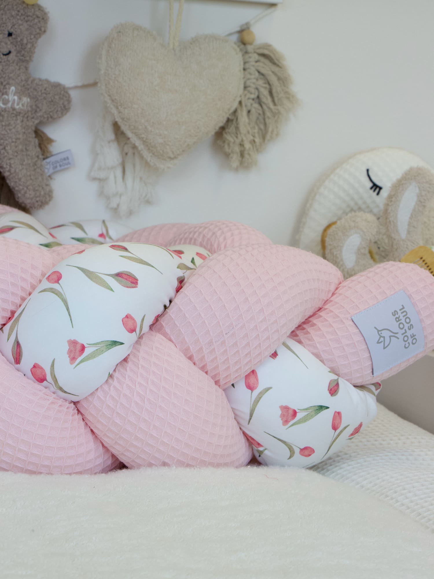 Zarte Baby Bettschlange in Hellrosa mit Tulpenmotiv – geflochten aus Waffelpique und Baumwollsatin