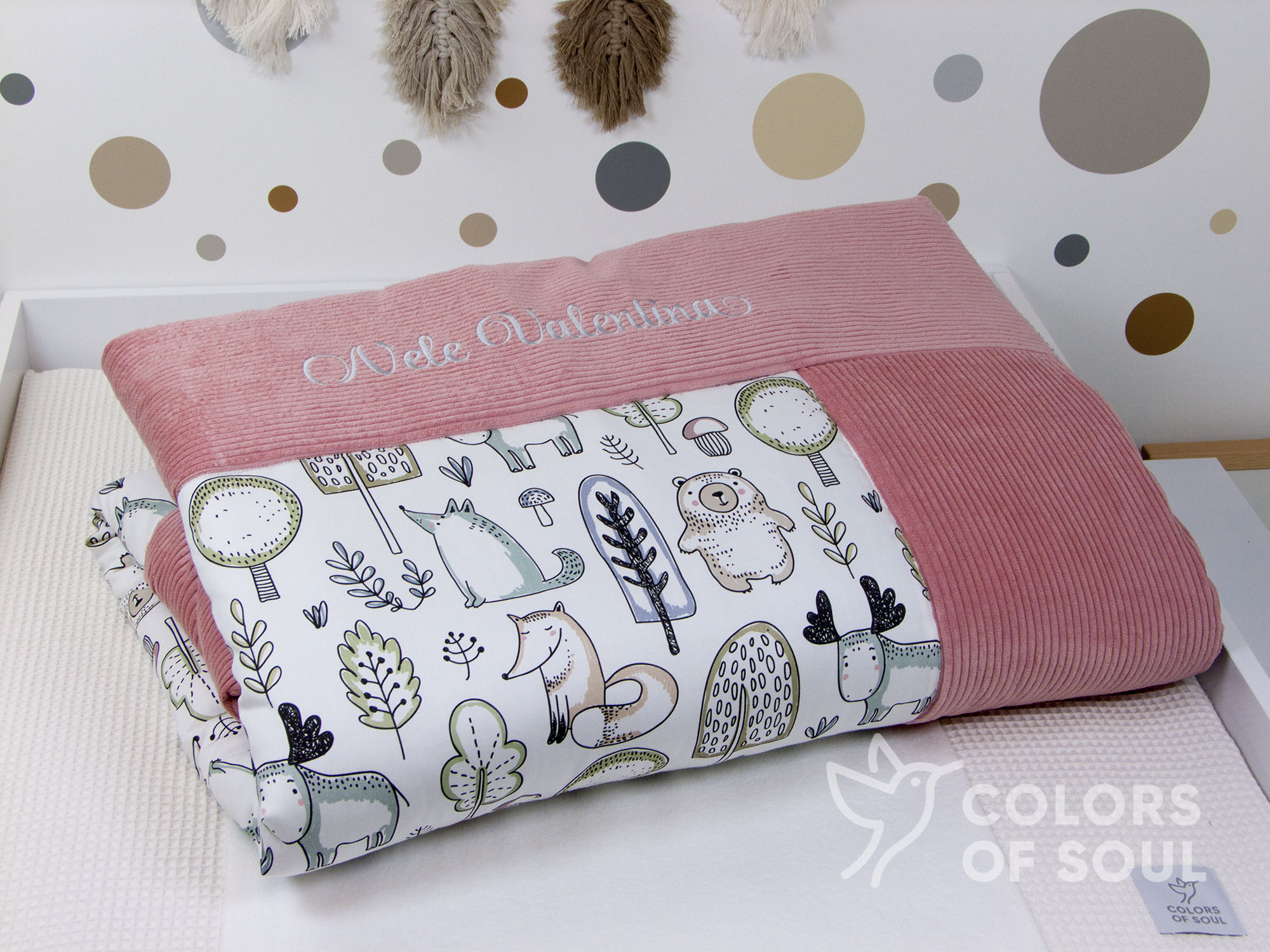 Handgemachte Krabbeldecke mit Waldfreunde-Motiv und weichem Cord in Altrosa im Babyzimmer