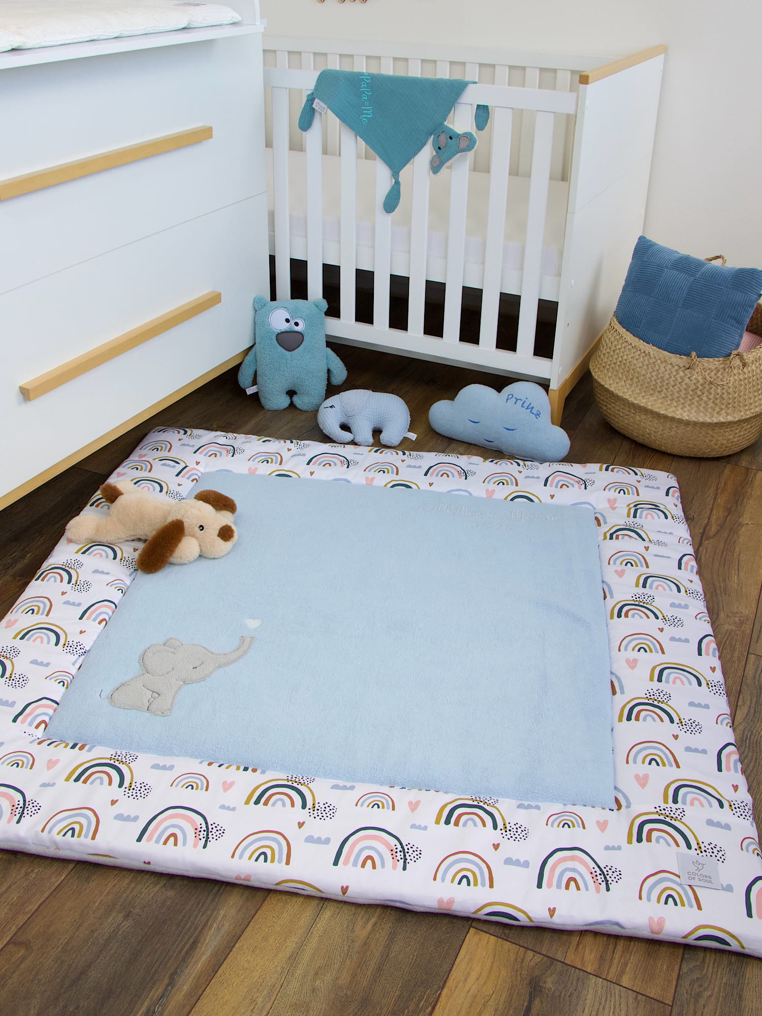 Krabbeldecke personalisiert mit Namen - Regenbogen und Herzen / Baumwollfleece blau