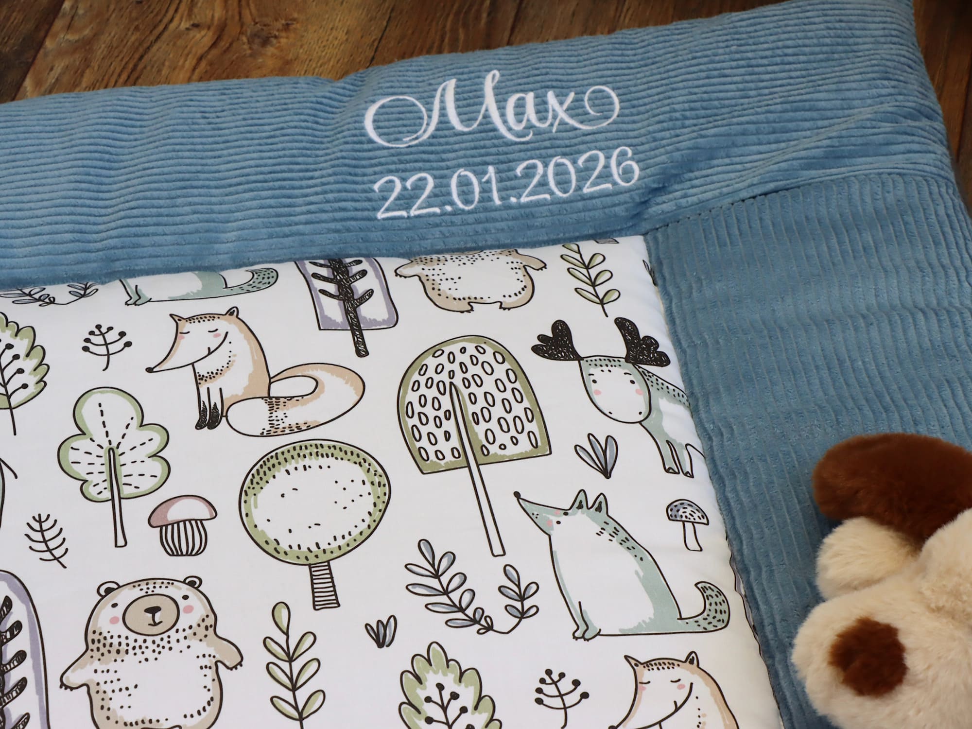 Krabbeldecke Waldfreunde mit Namen und blauem Cordrand im Detail