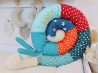 Puckschnecke Mint Rot Blau Orange – personalisierte Bettschnecke im Babybett