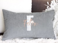 Personalisiertes Cordkissen in Grau mit hellgrauer Buchstaben-Applikation und Namensstickerei (Detailansicht)