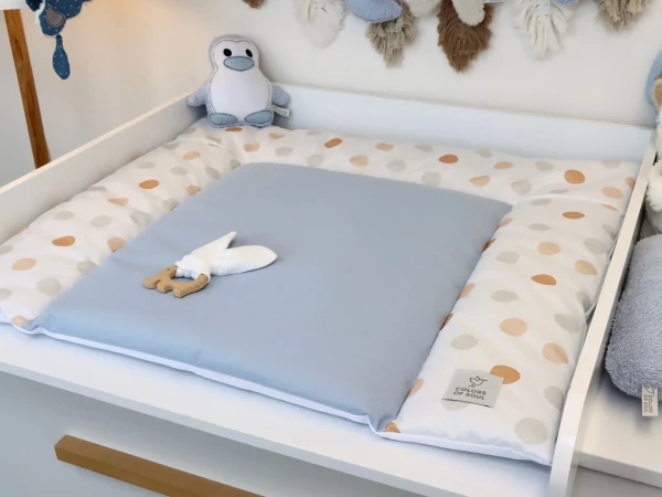 Abwaschbare Wickelauflage hellblau mit großen Punkten – moderne Wickelunterlage für Babys