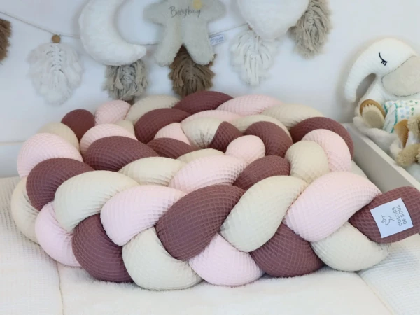 Geflochtene Bettschlange aus Waffelpique in Alte Malve, Hellrosa und Hellbeige – Detailaufnahme der weichen Waffelstruktur