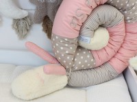 Handgefertigte Bettschnecke Altrosa Sand mit Punkten und Streifen – personalisiert mit Namen Zoe Sue