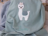 Handgemachte Babydecke mit Lama-Motiv – Musselin Hellmint, Teddyplüsch moosgrau, personalisiert mit Namen Luna.