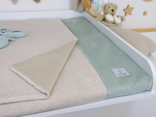 Wickelauflage mit Bezug in Cord Mint und Baumwollfleece Beige auf weißer Wickelkommode