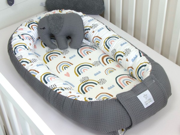 Babynestchen Regenbogen und Herzen / Waffelpique steingrau