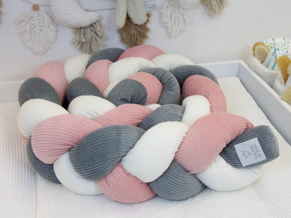 Geflochtene Bettschlange aus Cord in Creme, Altrosa und Grau auf dem Wickelplatz