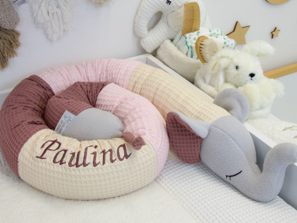 Elefant-Bettschlange aus Waffelpique in Hellbeige, Hellrosa und Alter Malve im Babybett